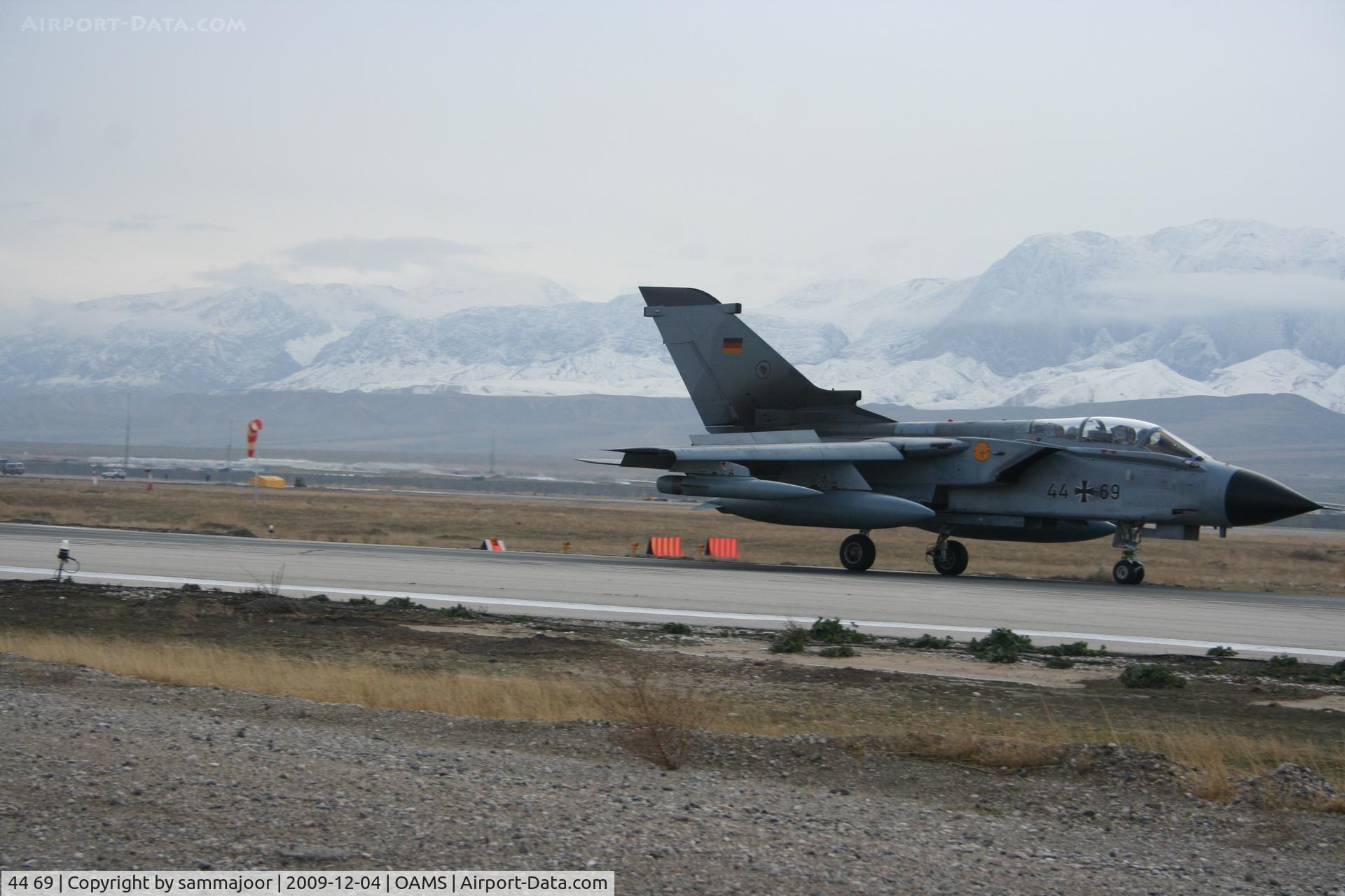 44 69, Panavia Tornado IDS C/N 427/GS126/4169, Tornado landing after a sorty