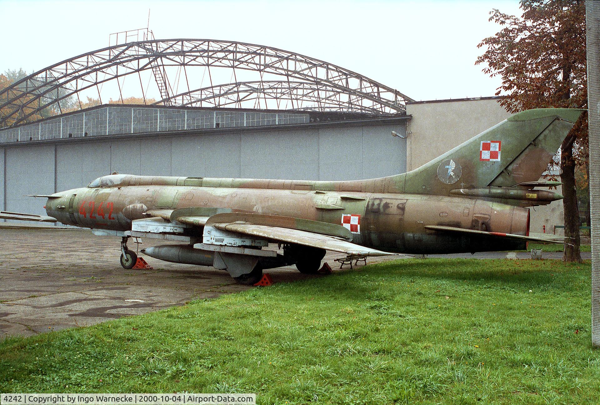 4242, Sukhoi Su-20 C/N 6602, Sukhoi Su-20 (export version of Su-17M) Fitter-C of the polish air force at the Muzeum Lotnictwa i Astronautyki, Krakow