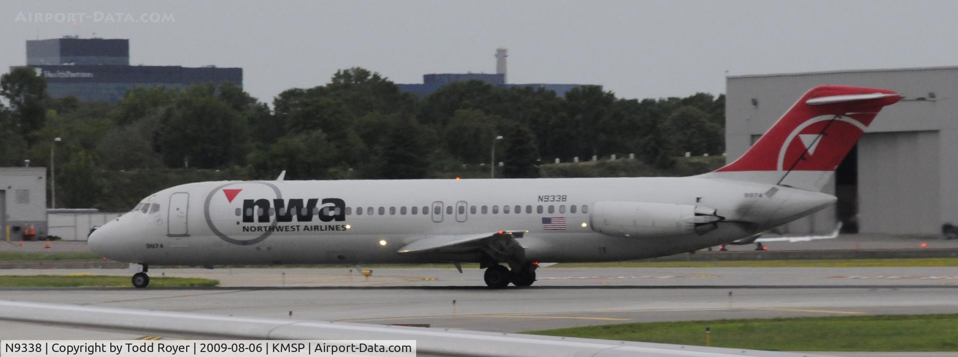 N9338, 1969 Douglas DC-9-31 C/N 47347, LANDING AT MSP