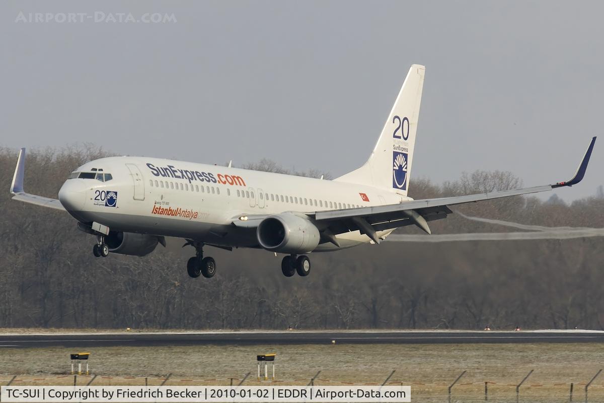 TC-SUI, 2003 Boeing 737-8CX C/N 32367, moments prior touchdown