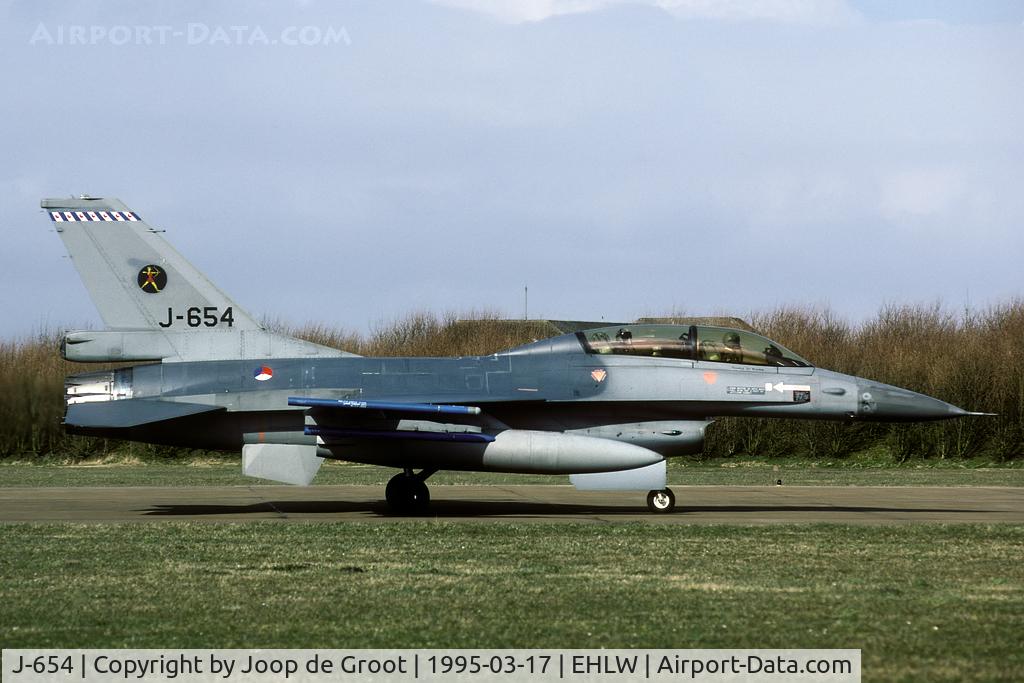 J-654, General Dynamics F-16B Fighting Falcon C/N 6E-19, local F-16 trainer taxiing towards the runway.