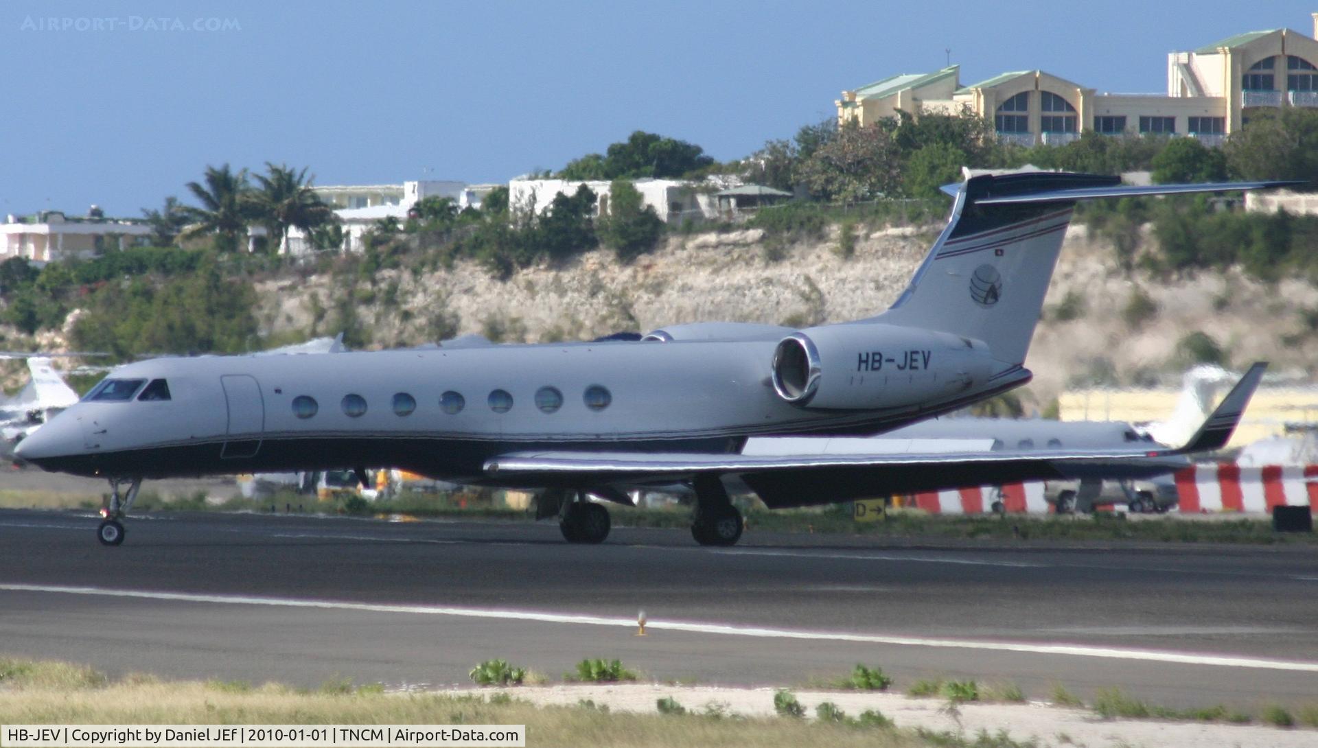 HB-JEV, 2004 Gulfstream Aerospace GV-SP (G550) C/N 5040, HB-JEV landing at TNCM using the call sign 