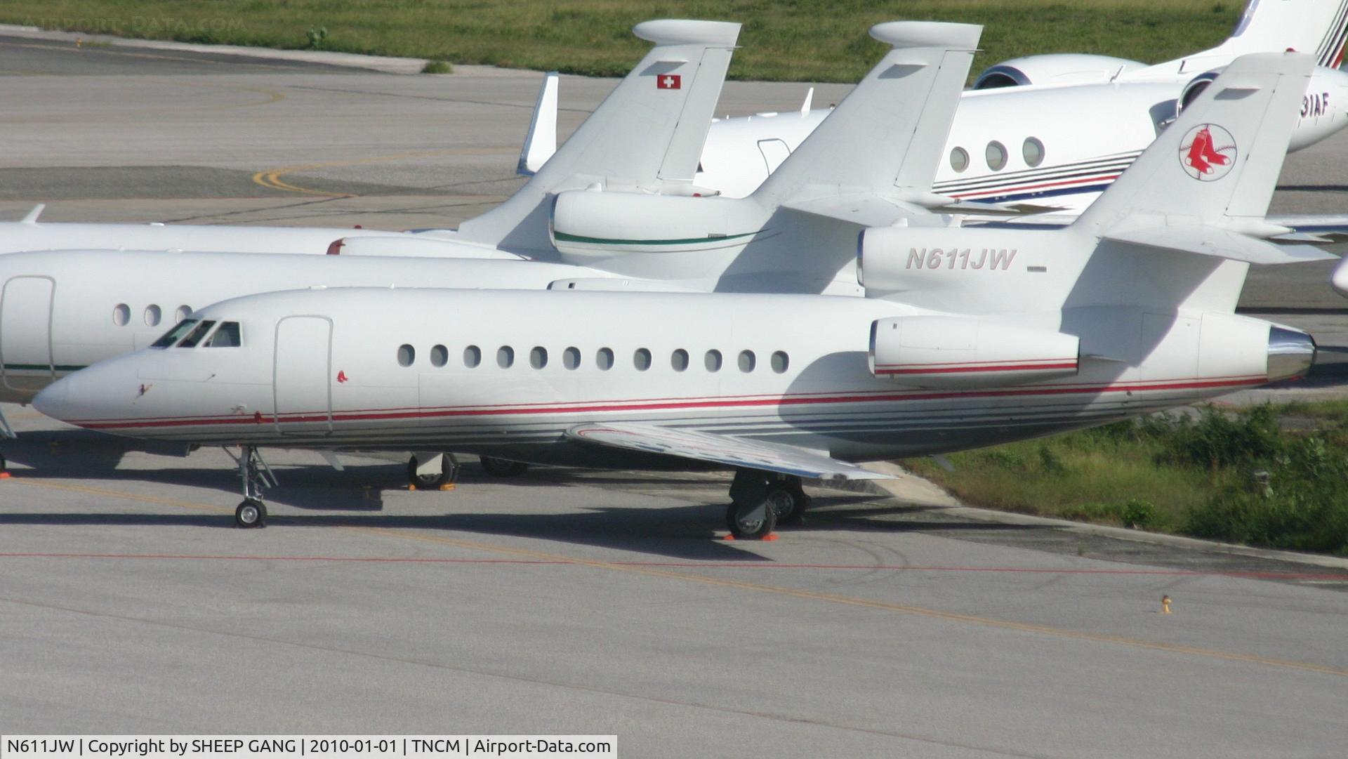 N611JW, 1996 Dassault Falcon 900 C/N 162, N611JW Park at the ramp befor the fuel farm