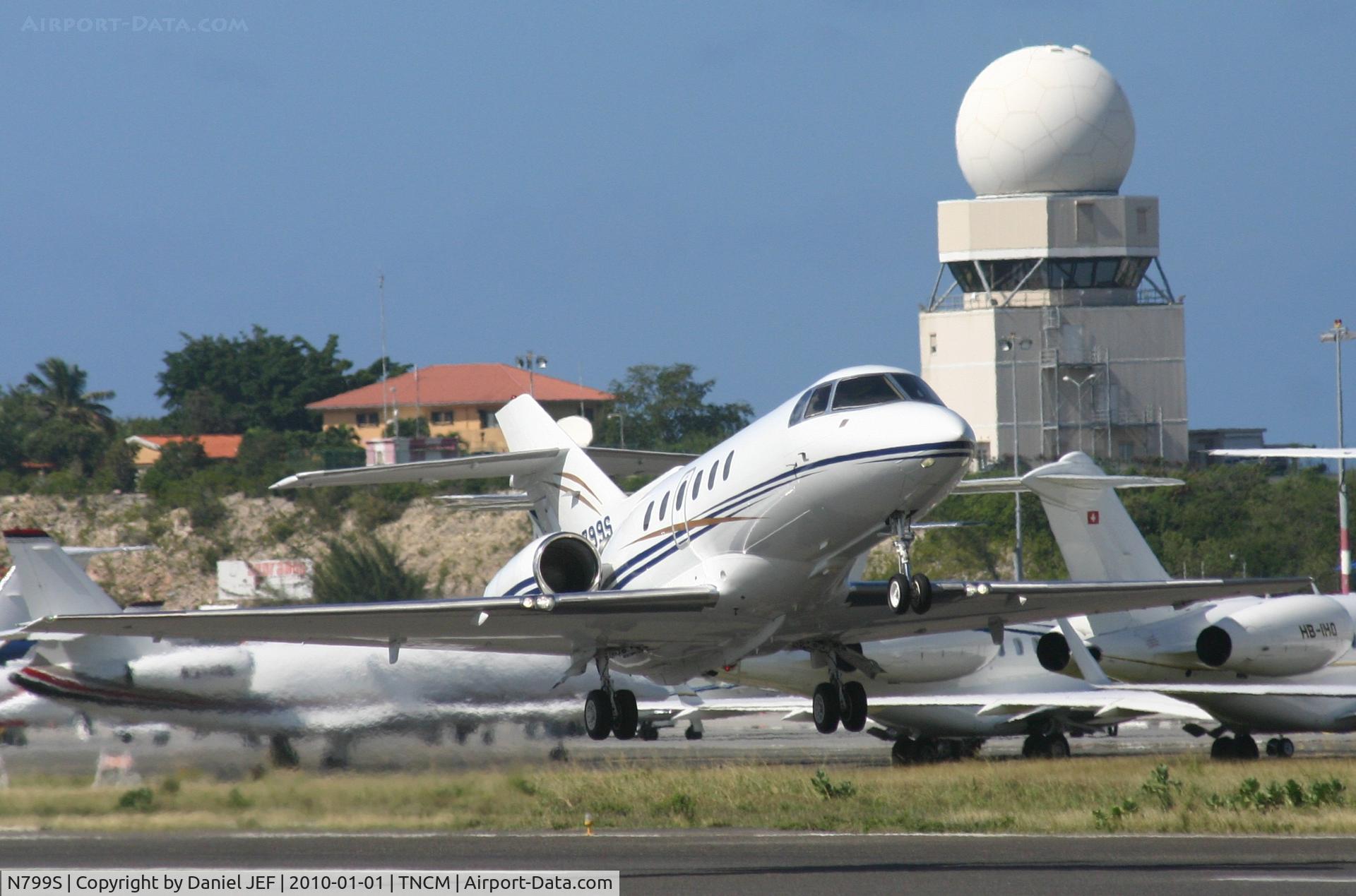 N799S, 2002 Raytheon HAWKER 800XP C/N 258588, N779S daparting TNCM on runway 10