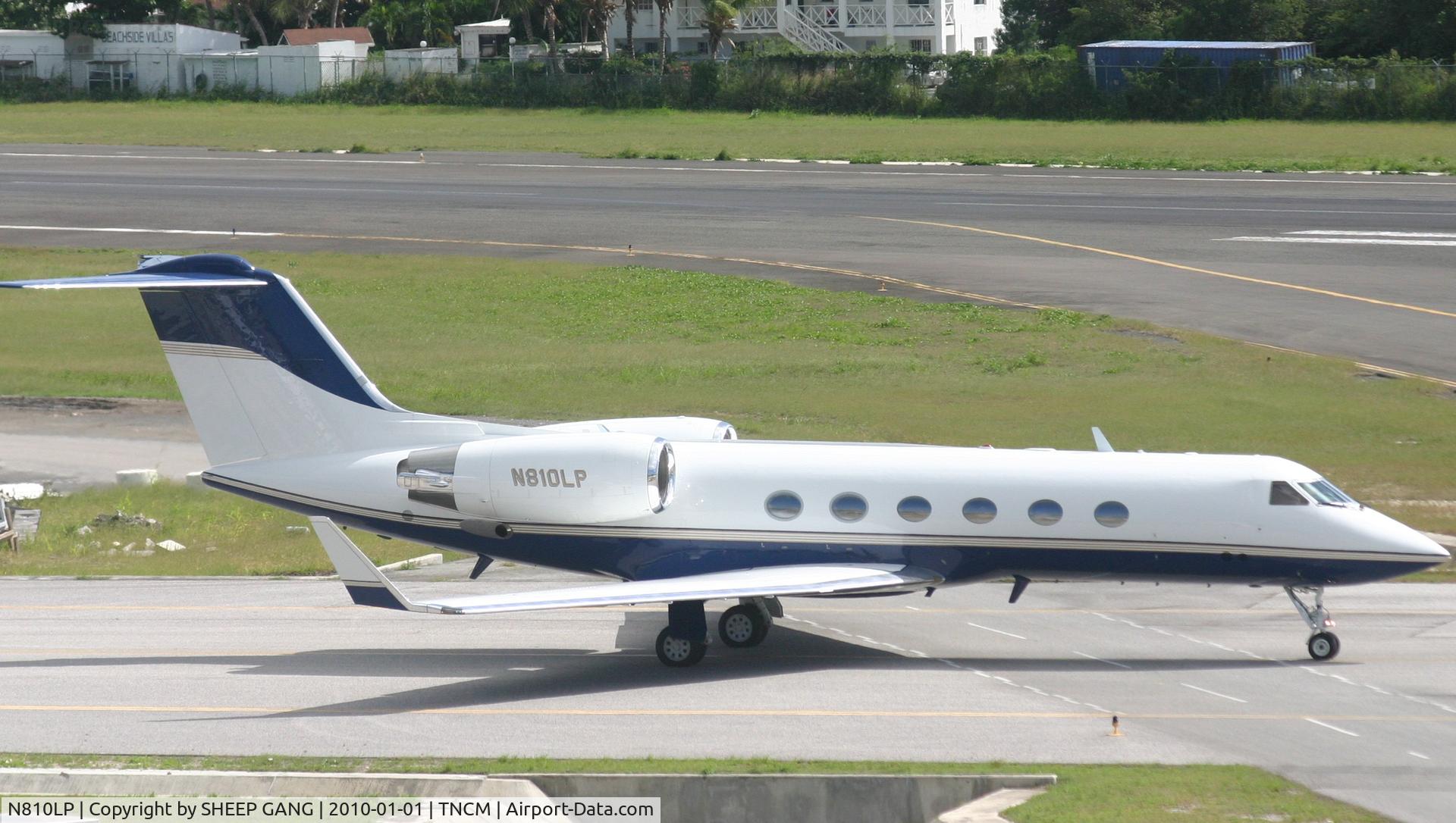 N810LP, 1995 Gulfstream Aerospace G-IV C/N 1260, N810LP with the call sign Bjet 44 taxing to alpha for take off