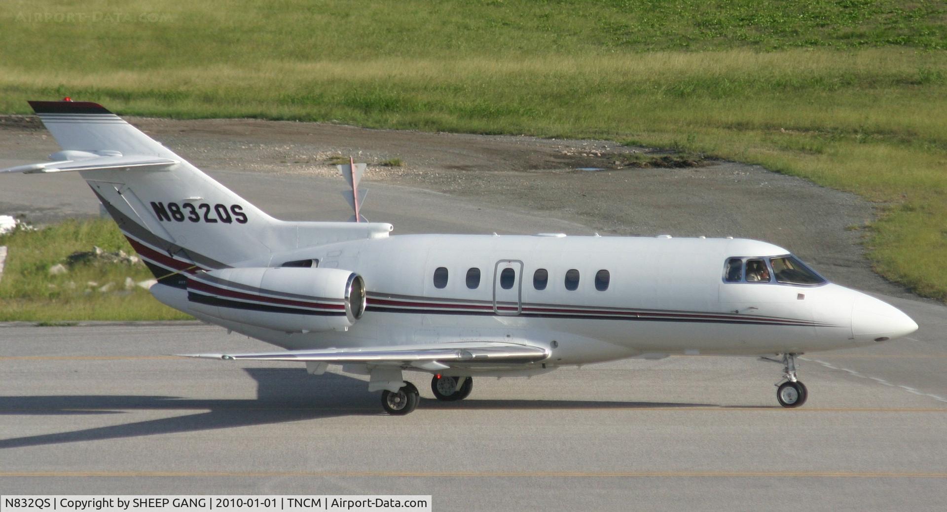 N832QS, 2004 Raytheon Hawker 800XP C/N 258683, N832QS taxing to alpha for take off