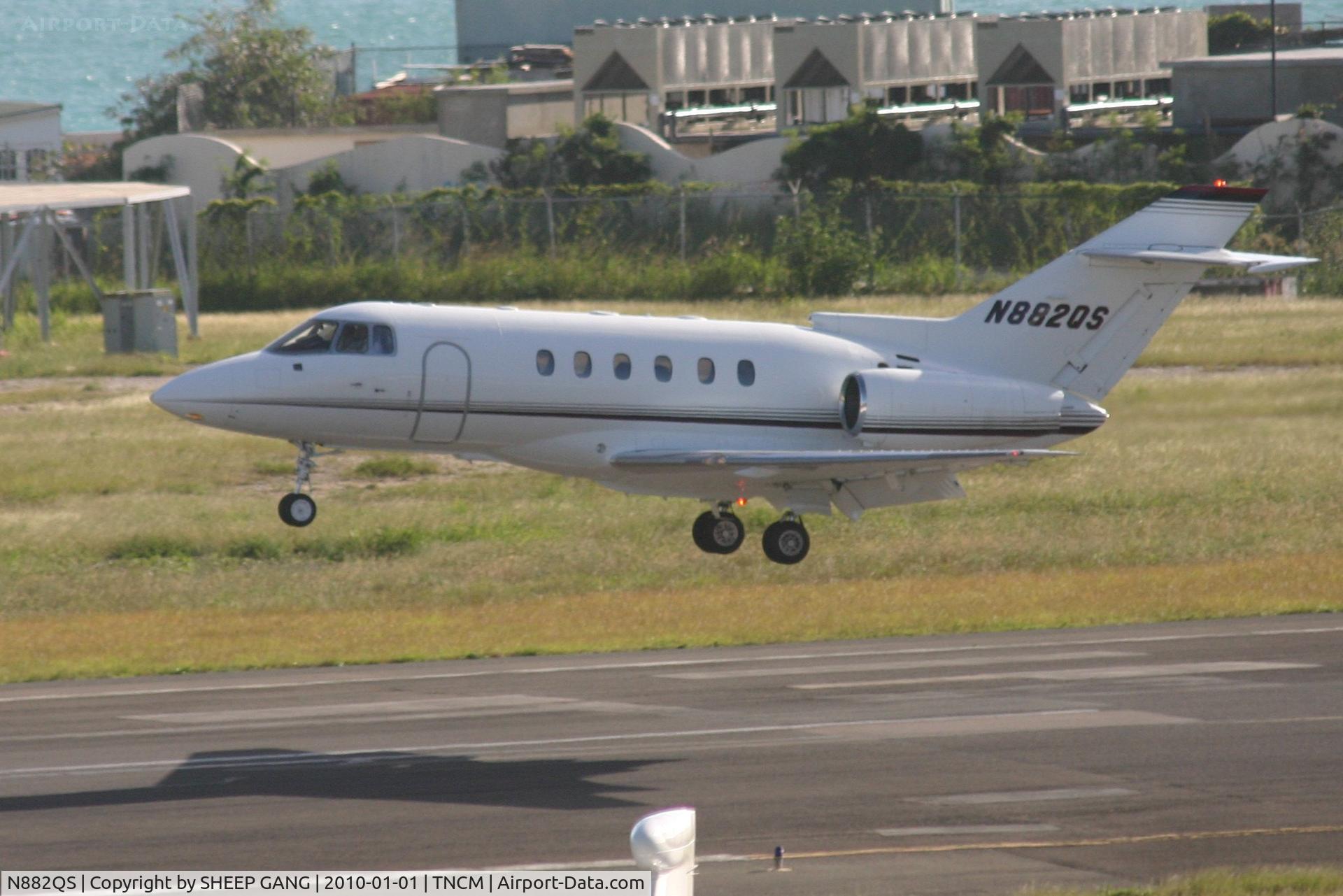 N882QS, 2000 Raytheon Hawker 800XP C/N 258482, N882QS landing at tncm