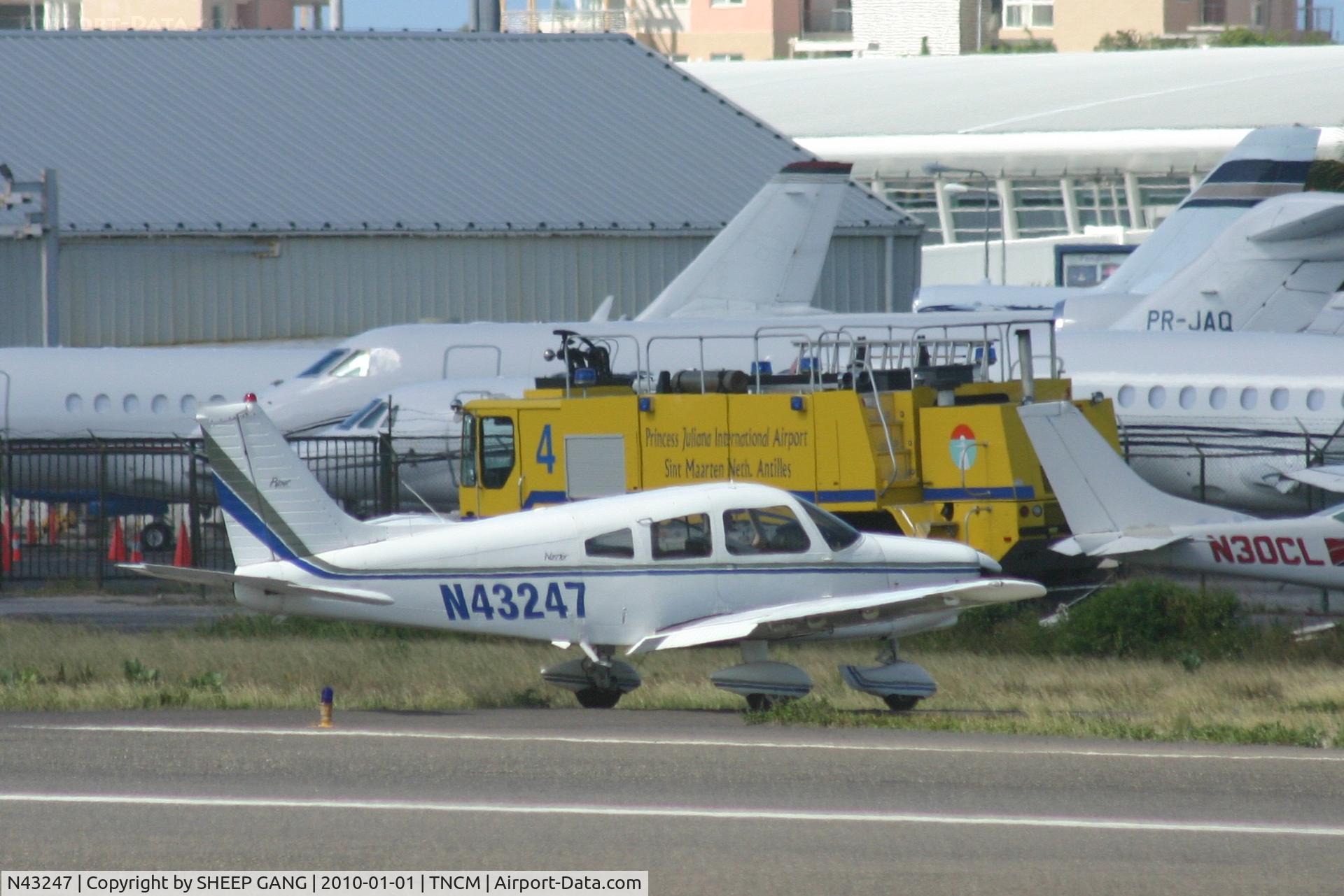N43247, 1974 Piper PA-28-151 Cherokee Warrior C/N 28-7415456, N43247 Taxing to parking