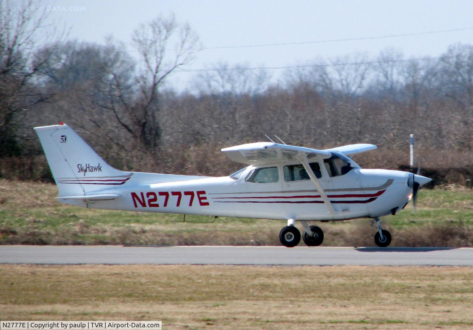 N2777E, 1974 Cessna 172M C/N 17262885, Touch and go at the Tallulah / Vicksburg airport.
