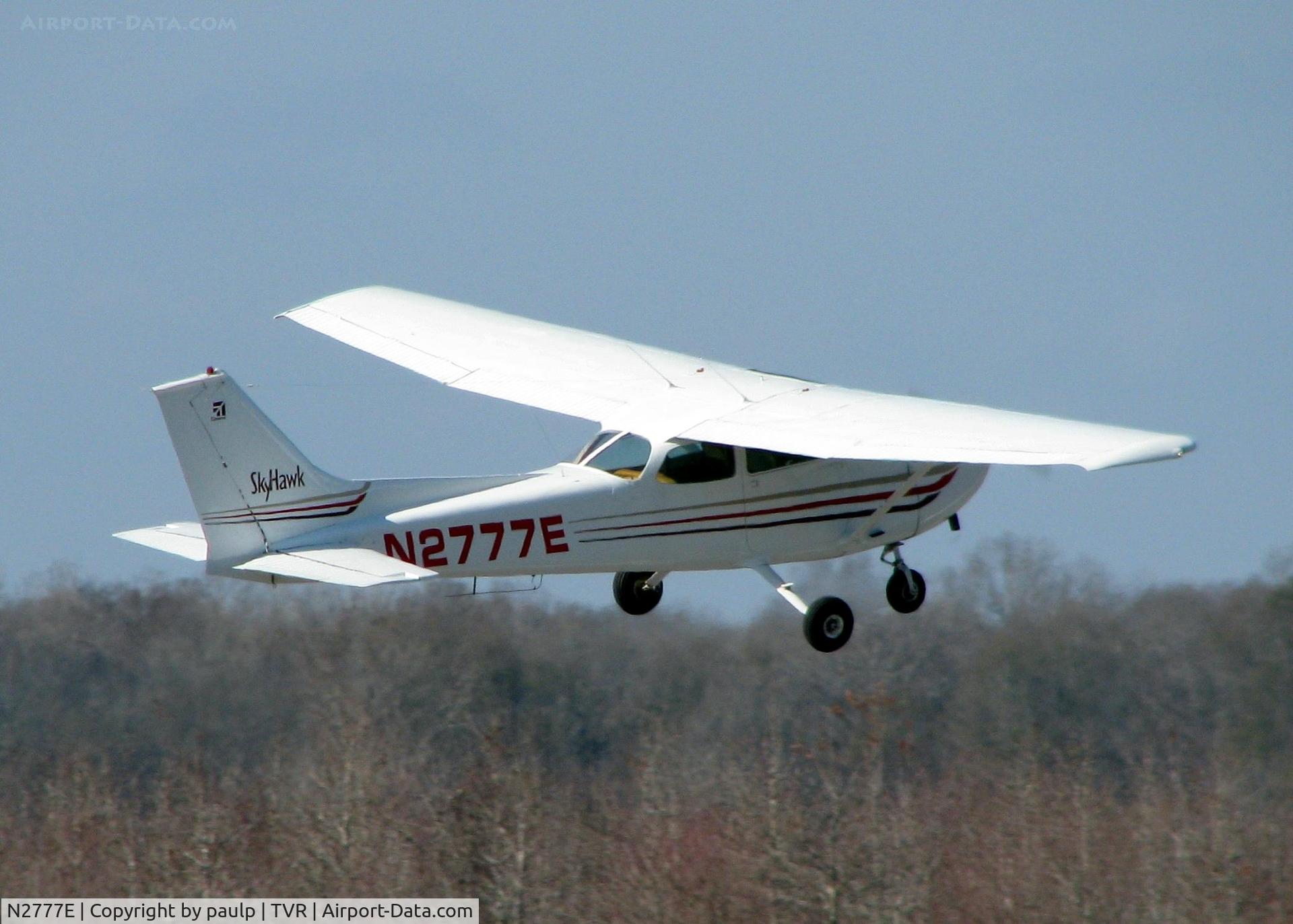 N2777E, 1974 Cessna 172M C/N 17262885, Touch and go at the Tallulah / Vicksburg airport.