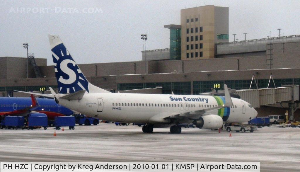 PH-HZC, 1998 Boeing 737-8K2 C/N 28375, Transavia aircraft on lease to Sun Country for the winter season. It's seen here parked at gate H6 at the Humphrey terminal at MSP.