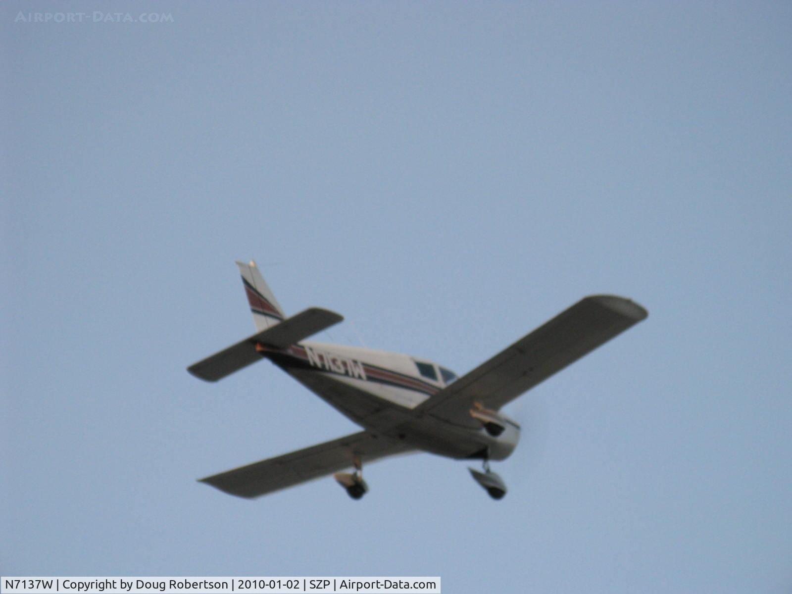 N7137W, 1962 Piper PA-28-180 C/N 28-939, 1962 Piper PA-28-180 CHEROKEE, Lycoming O&VO-360 180 Hp, taakeoff climb Rwy 04
