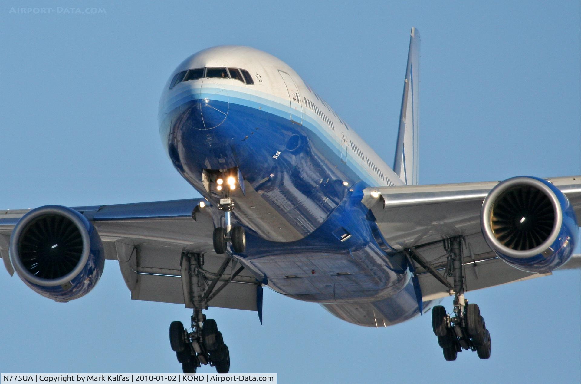 N775UA, 1995 Boeing 777-222 C/N 26947, United Airlines Boeing 777-222, UAL907, arriving KORD 27L from EDDM.