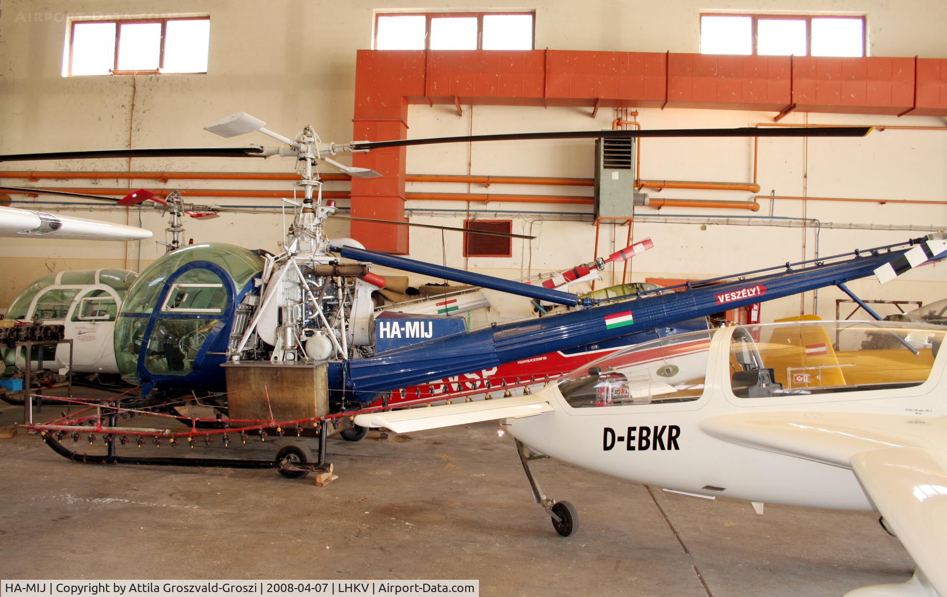 HA-MIJ, 1962 Hiller HT.2 C/N 2262, Hungary-Kaposújlak airport hangar