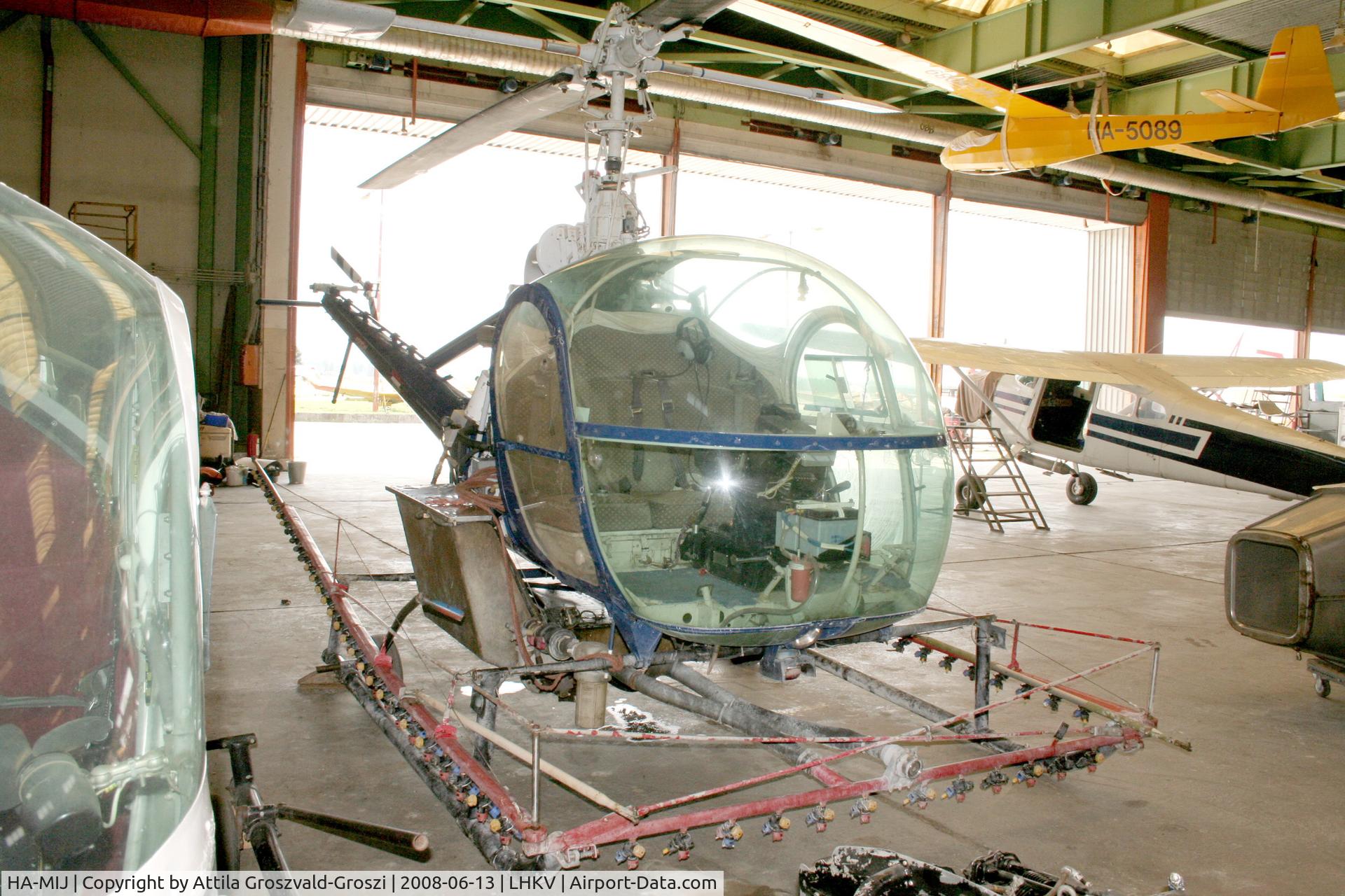 HA-MIJ, 1962 Hiller HT.2 C/N 2262, Hungary-Kaposújlak airport hangar
