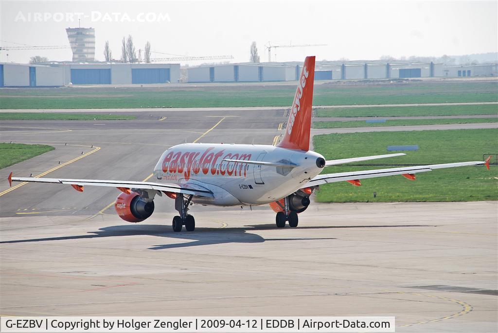 G-EZBV, 2007 Airbus A319-111 C/N 3122, Line up for a take off to Verona