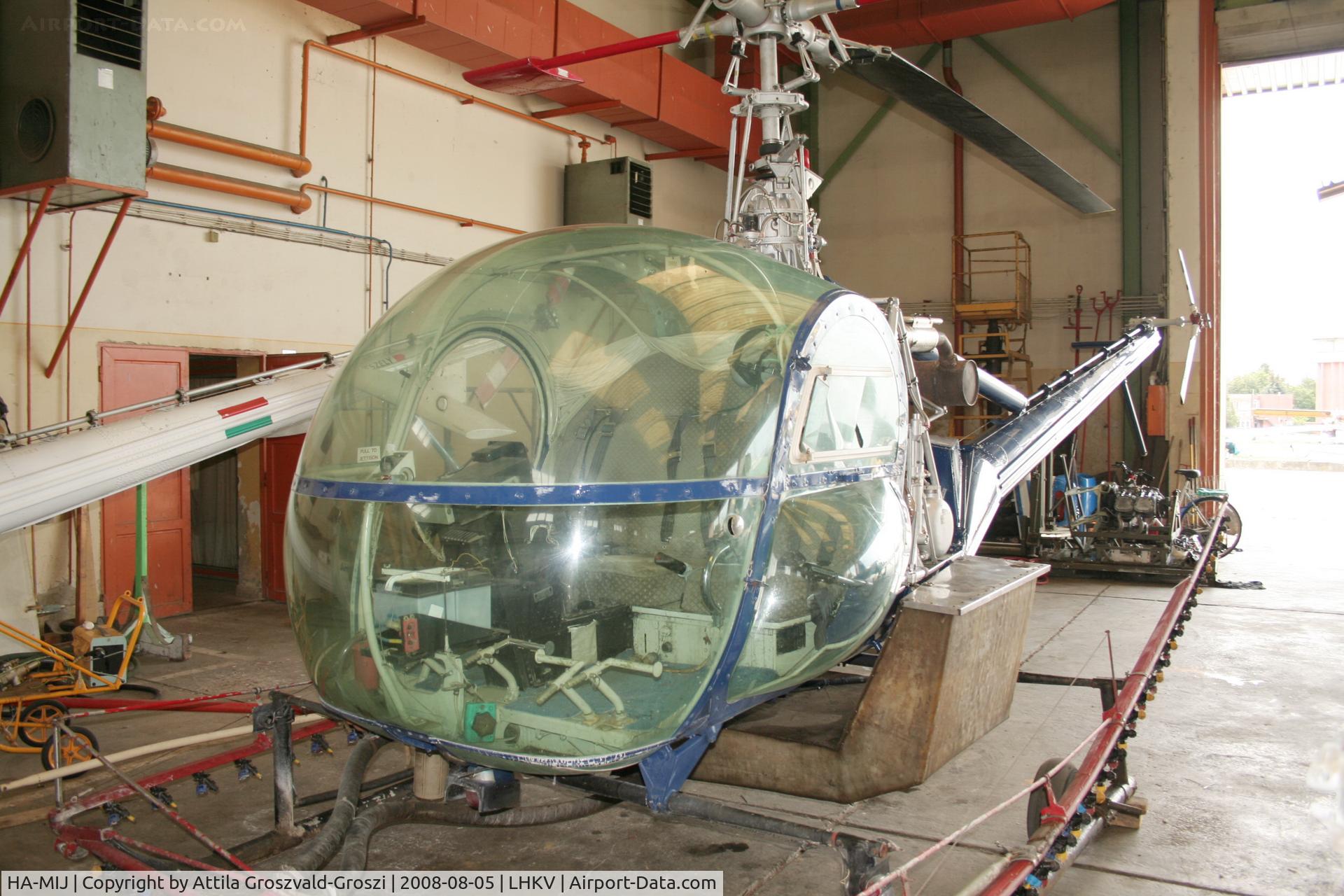 HA-MIJ, 1962 Hiller HT.2 C/N 2262, Hungary-Kaposújlak airport hangar