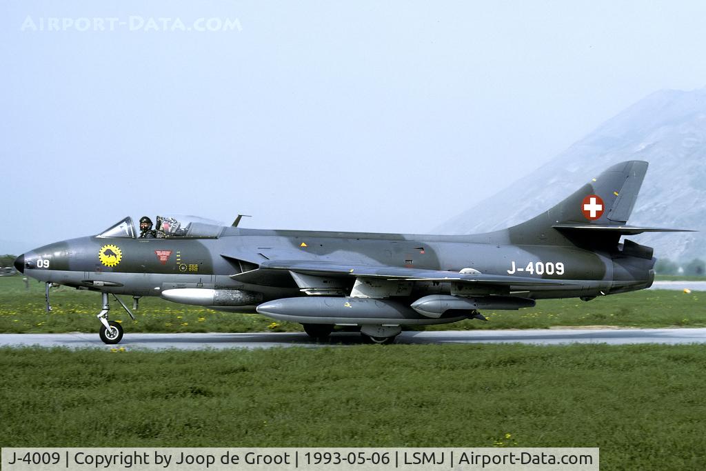 J-4009, Hawker Hunter F.58 C/N 41H-679903, This Hunter wears the markings of Fliegerstaffel 20. As many Hunter staffels this unit was to be disbanded in 1994.