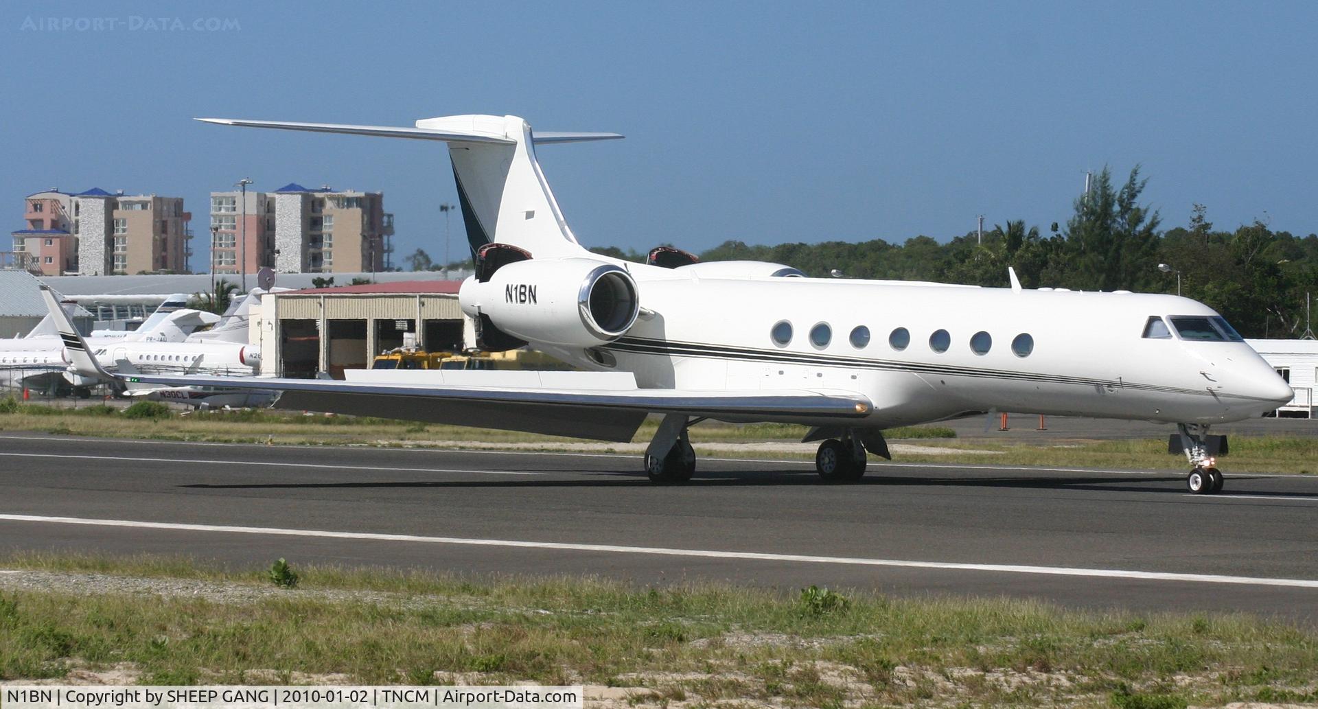 N1BN, 2004 Gulfstream Aerospace GV-SP (G550) C/N 5036, N1BN just landed at tncm and making use of there stopping power