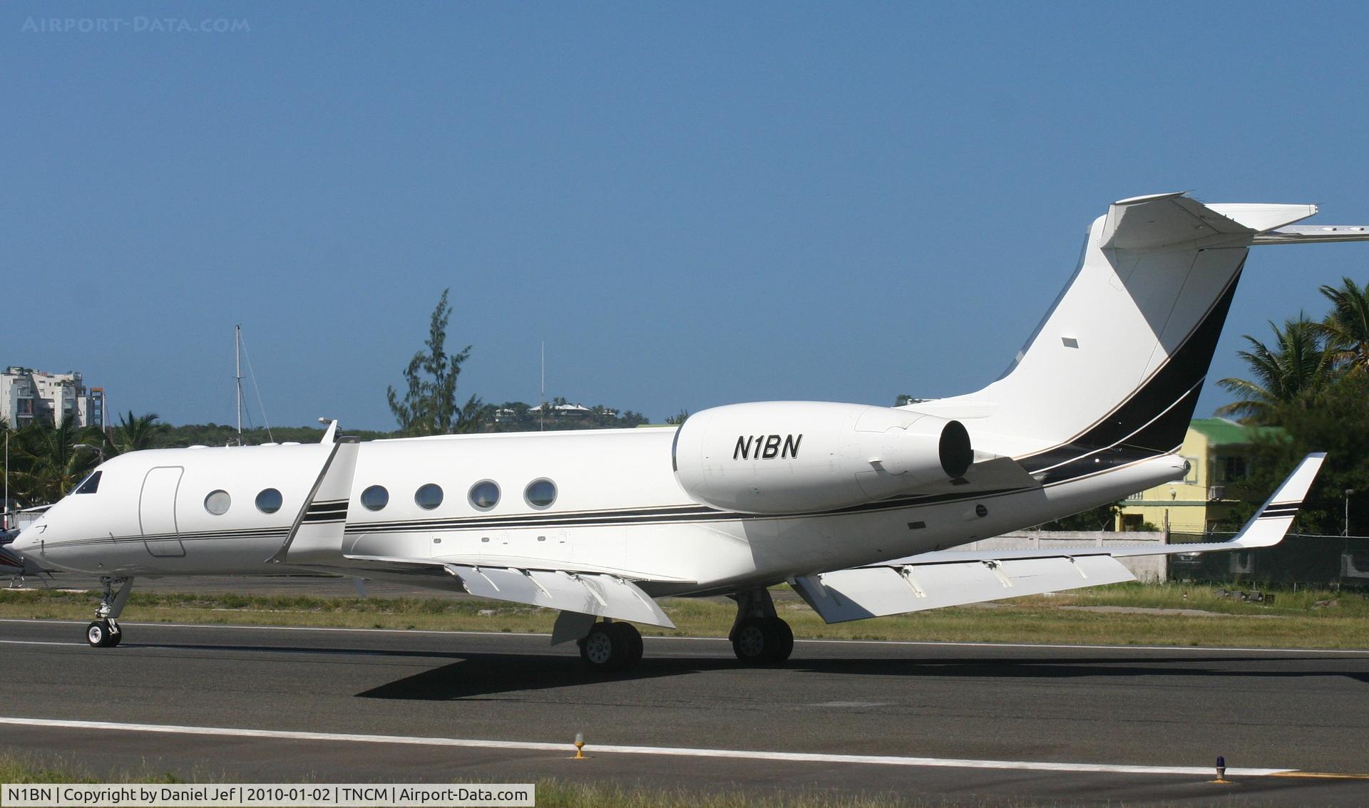 N1BN, 2004 Gulfstream Aerospace GV-SP (G550) C/N 5036, N1BN back trackin the active for parking on the ramp