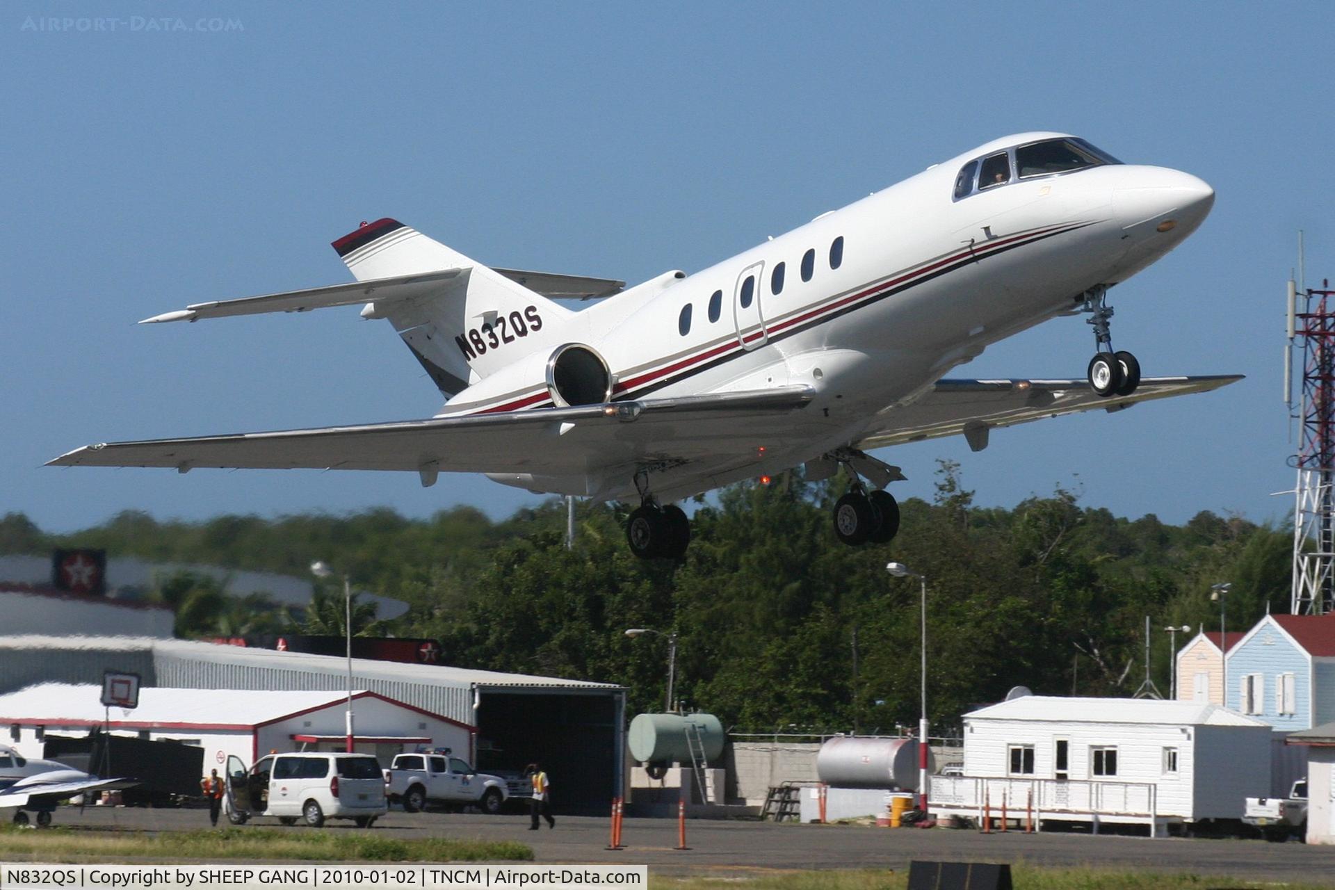 N832QS, 2004 Raytheon Hawker 800XP C/N 258683, N832QS departing TNCM