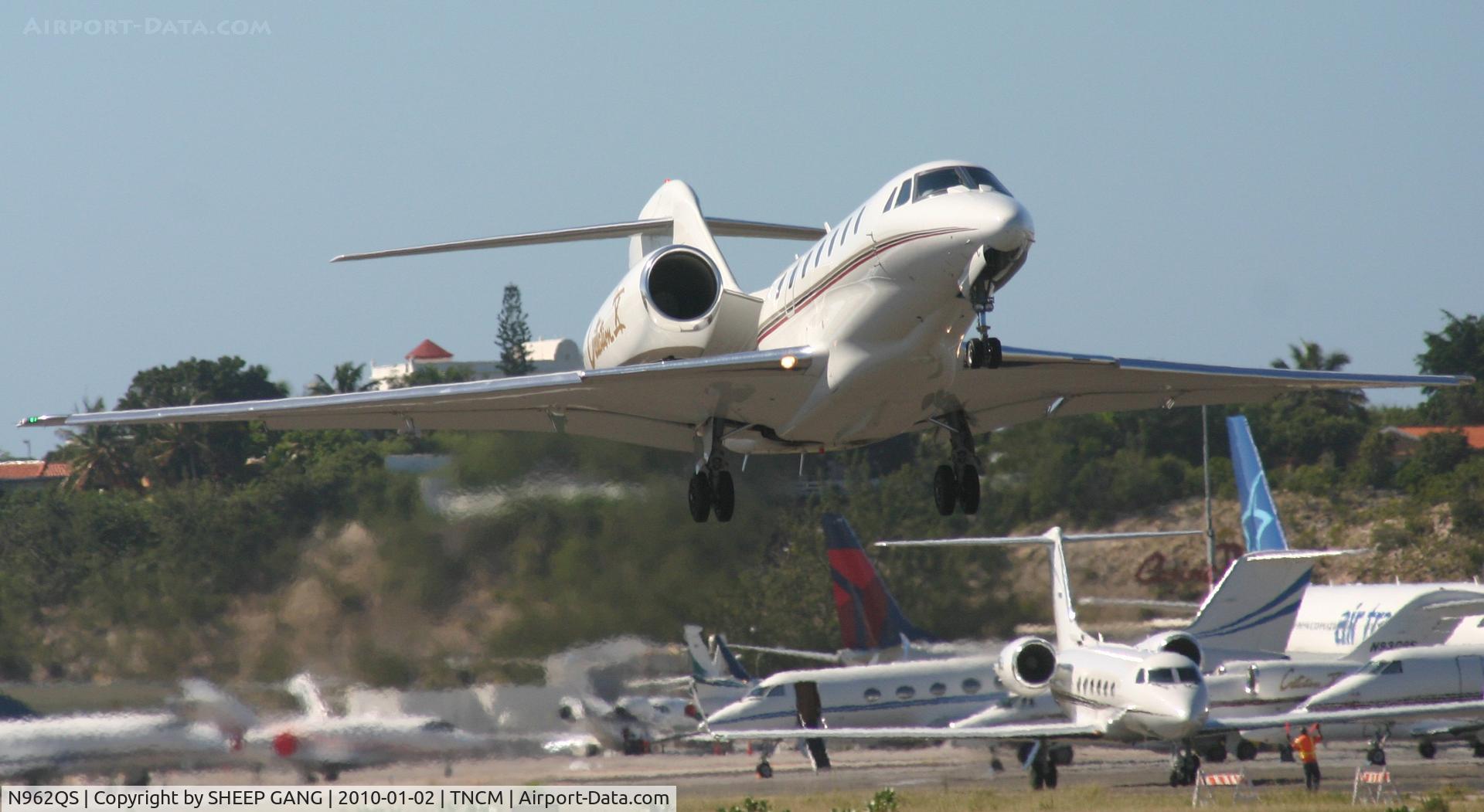 N962QS, 2000 Cessna 750 Citation X C/N 750-0126, N962QS departing TNCM