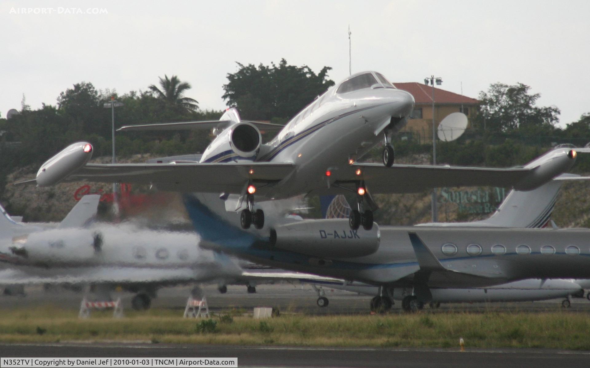 N352TV, 1981 Gates Learjet 35A C/N 410, N352TV departing
