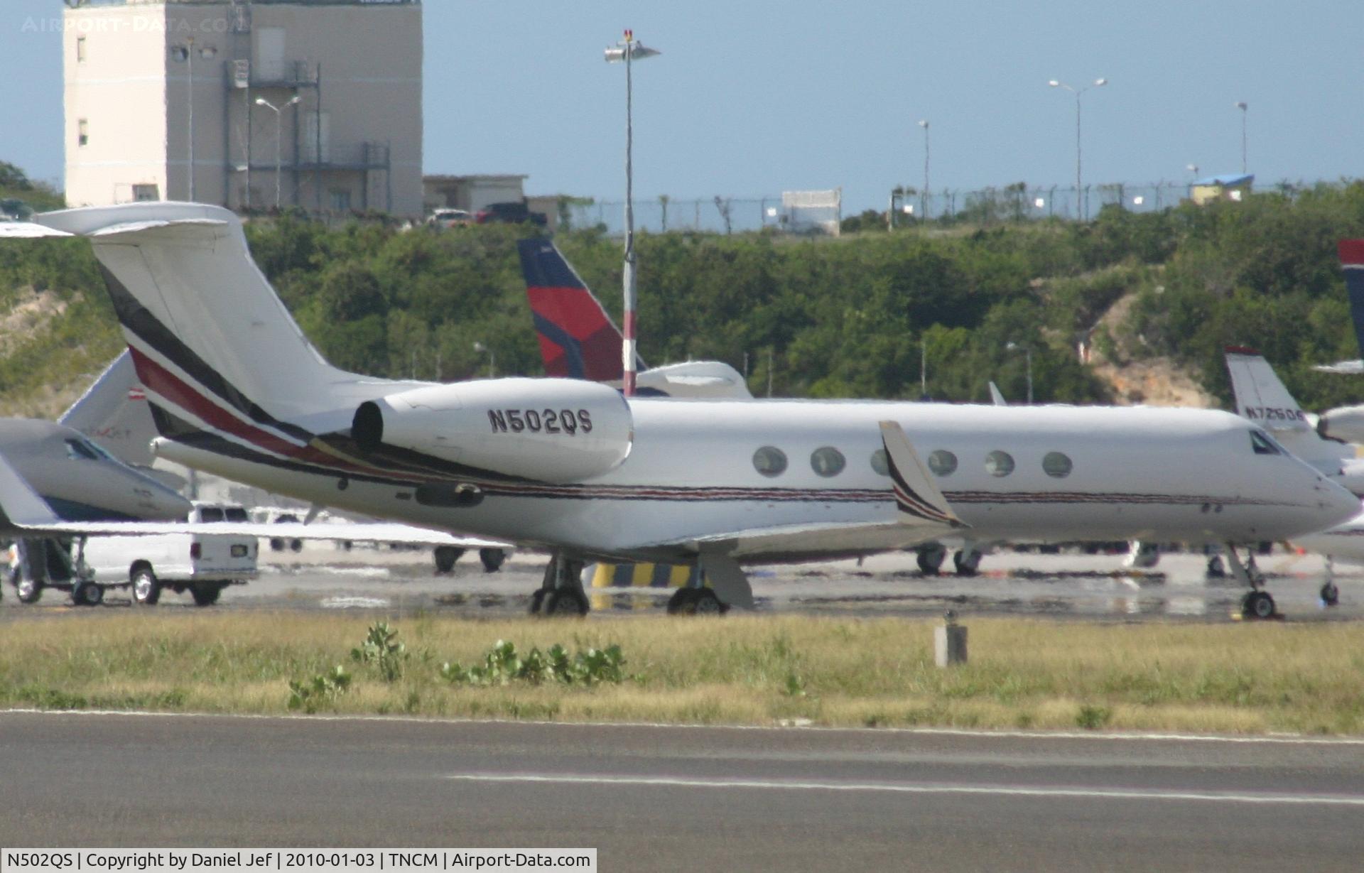 N502QS, 2000 Gulfstream Aerospace G-V C/N 601, N502QS park on the ramp