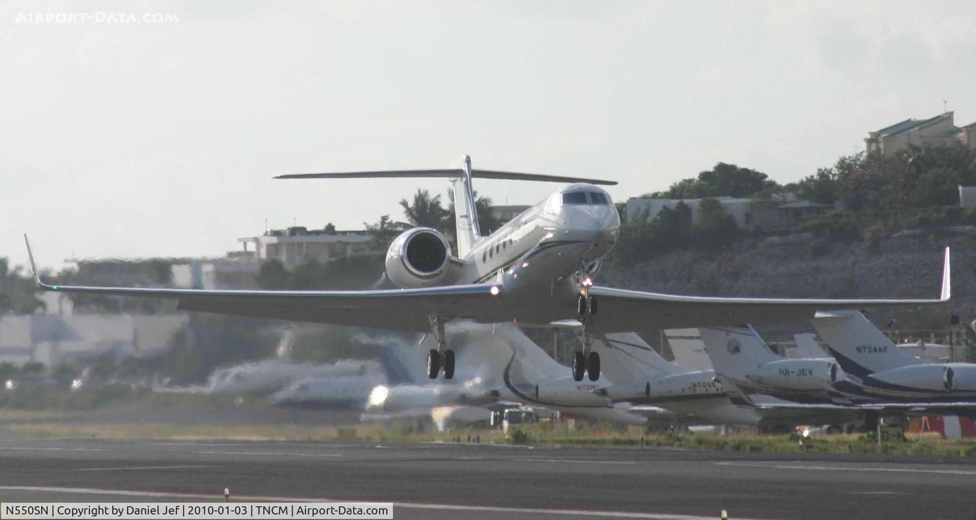 N550SN, 2008 Gulfstream Aerospace GV-SP (G550) C/N 5195, N550SN taking off from TNCM