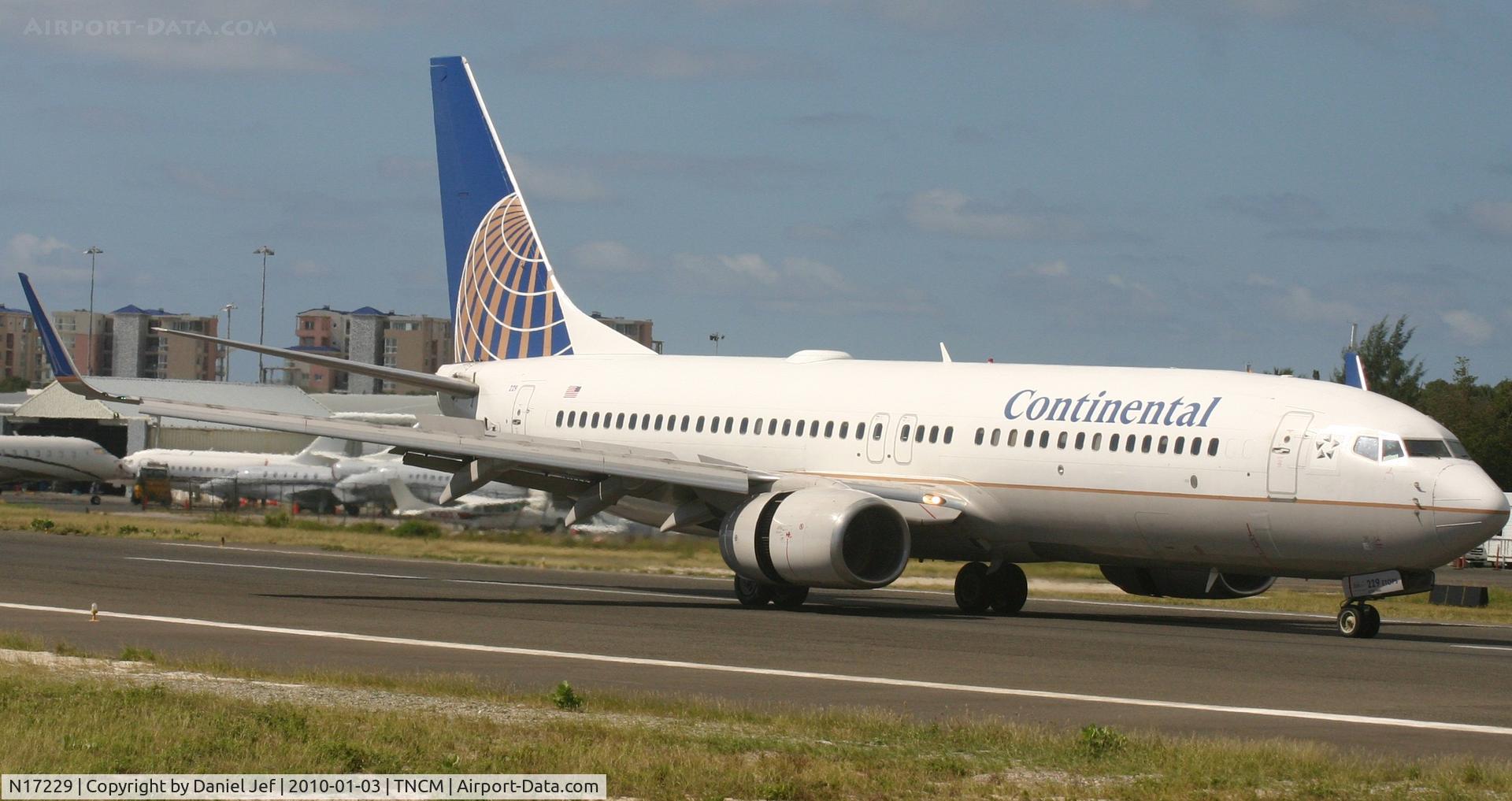 N17229, 1999 Boeing 737-824 C/N 28793, Continental N17229 landing at TNCM