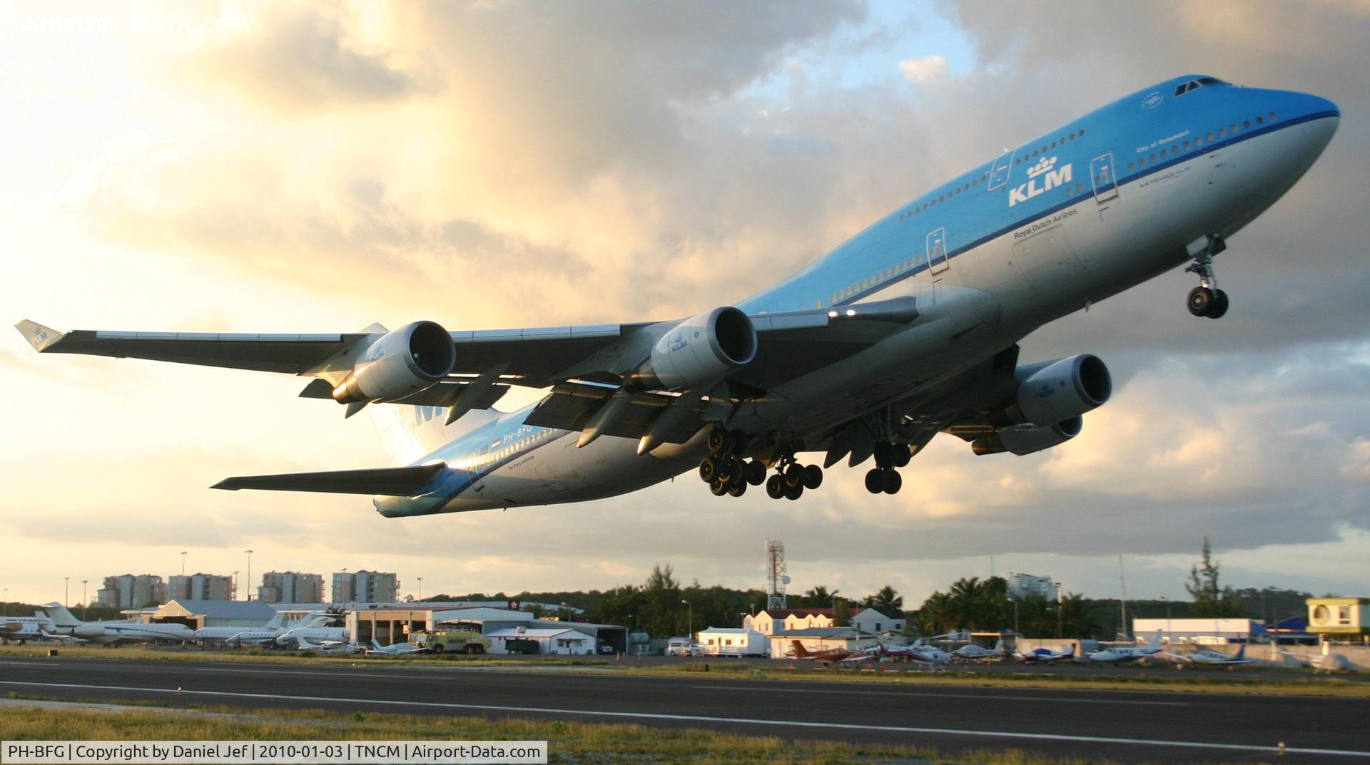 PH-BFG, 1990 Boeing 747-406 C/N 24517, KLM PH-BFG departing TNCM