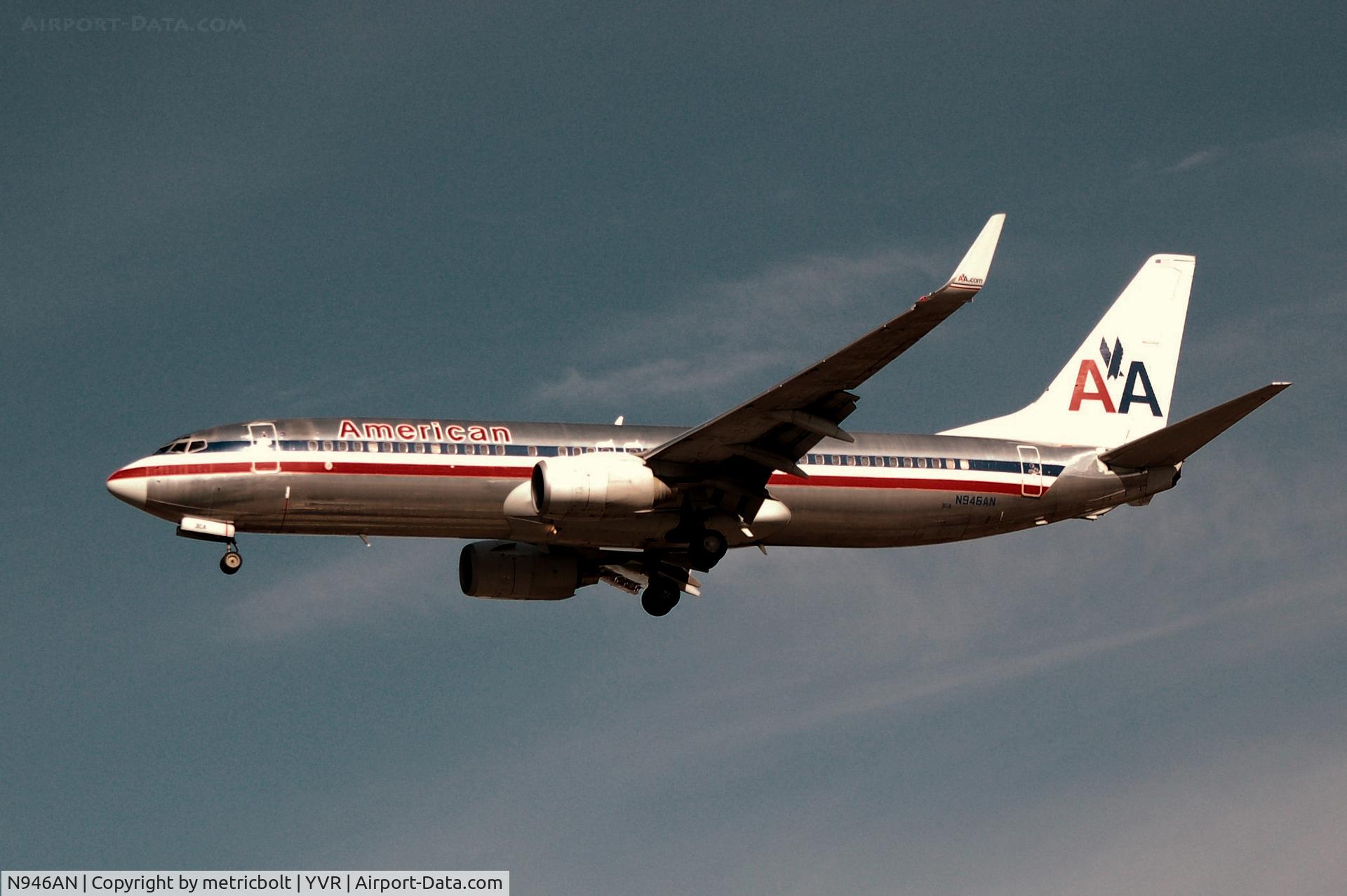 N946AN, 2000 Boeing 737-823 C/N 30600, Landing at YVR