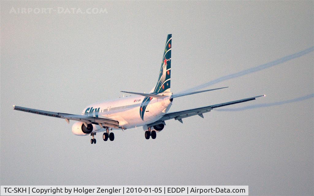 TC-SKH, 2007 Boeing 737-8BK C/N 29644, Painting long stripes on a blue sky