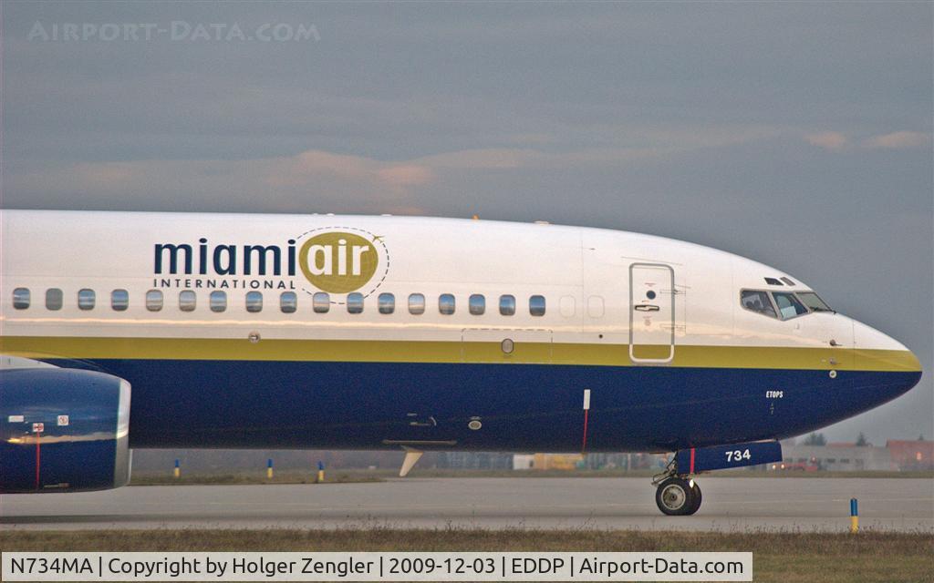 N734MA, 2000 Boeing 737-8Q8 C/N 30039, Passing by with direction runway 26 R