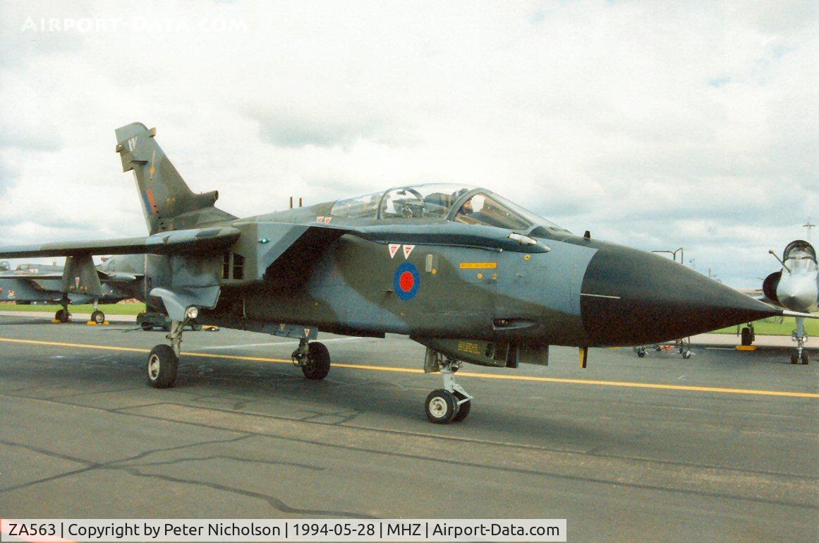 ZA563, 1982 Panavia Tornado GR.1 C/N 088/BS026/3047, Tornado GR.1 of 15[R] Squadron leaving the display flight-line at the 1994 Mildenhall Air Fete.