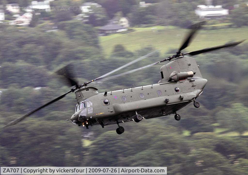 ZA707, Boeing Vertol Chinook HC.2 C/N M/A019/B-837/M7025, Royal Air Force, operated by 18/27 Squadrons. Windermere Air Show 2009.