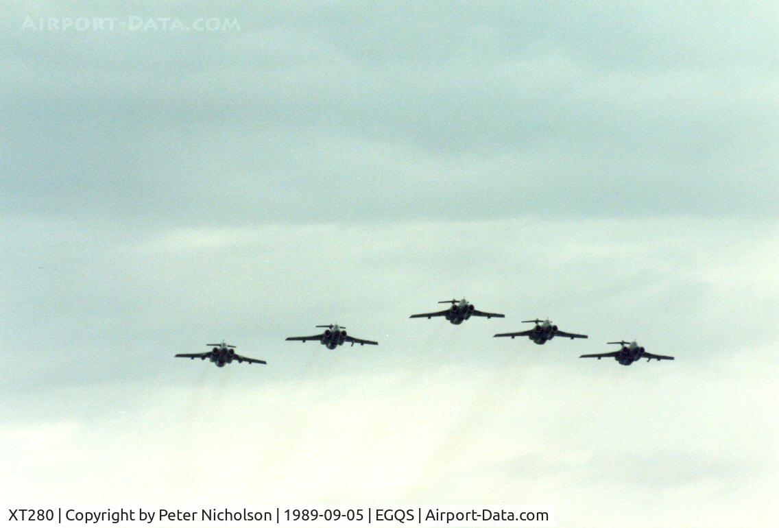XT280, 1965 Hawker Siddeley Buccaneer S.2B C/N B3-02-65, Buccaneer S.2B of 12 Squadron leading a five-ship formation preparing to break for landing at Lossiemouth in September 1989.