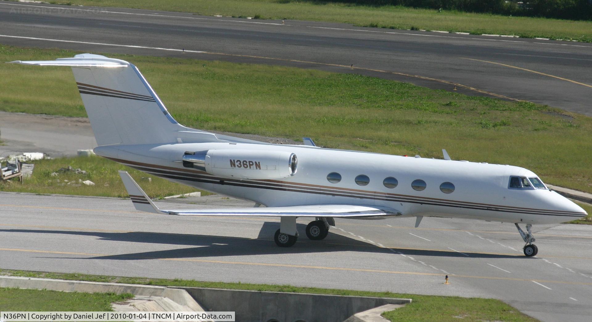 N36PN, 1969 Grumman G-1159B C/N 42, N36PN taxing on the bypass for parking at the cargo ramp