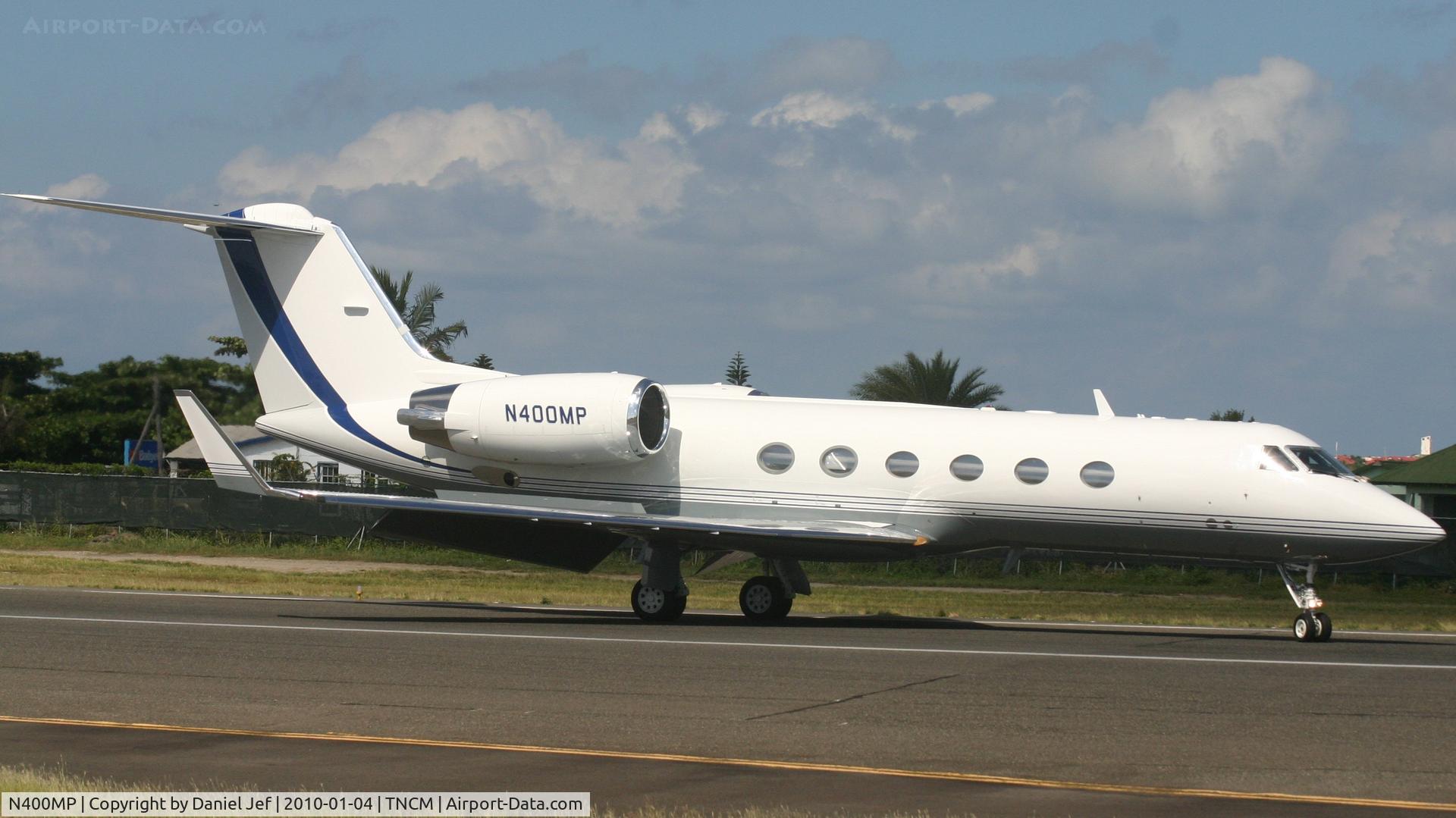 N400MP, 1999 Gulfstream Aerospace G-IV C/N 1369, N400mp backtracking the active runway
