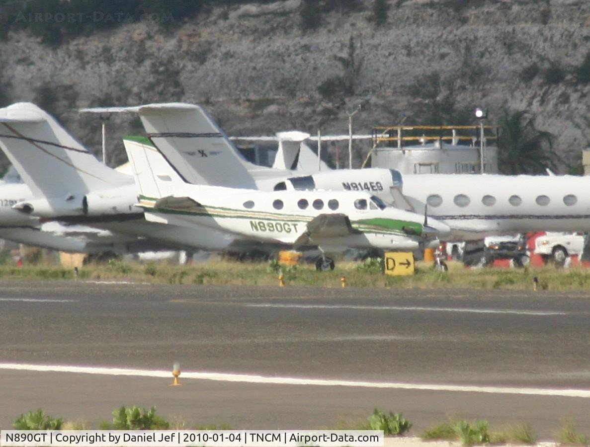 N890GT, 2008 Hawker Beechcraft Corp C90GTI King Air C/N LJ-1879, N890GT taxing to the ramp