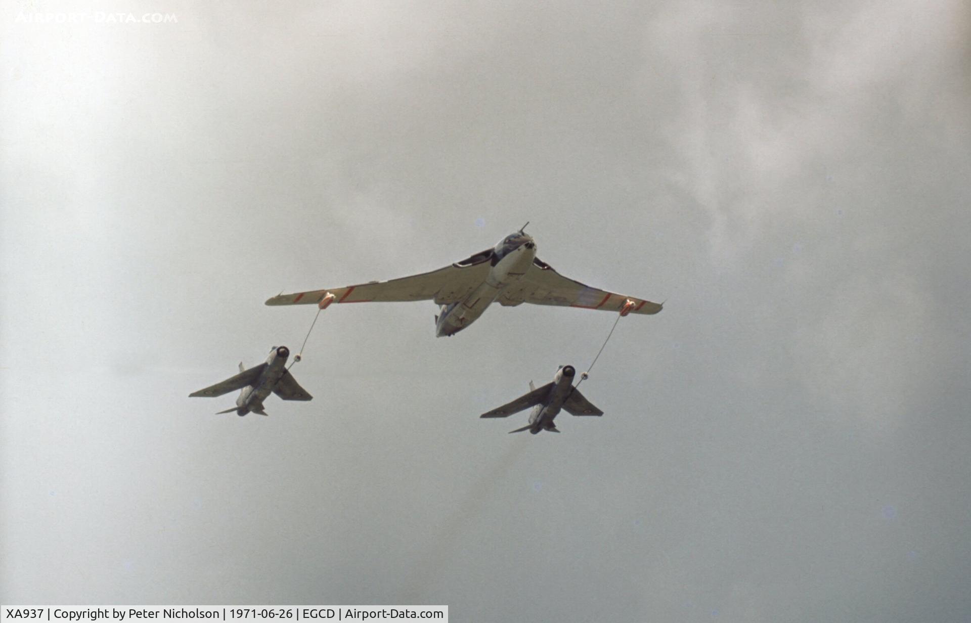 XA937, 1958 Handley Page Victor K.1A C/N HP80/23, Victor K.1A of 214 Squadron refuelling Lightning F.6 XR765 and XS936 of 23 Squadron at the 1971 Woodford Airshow.