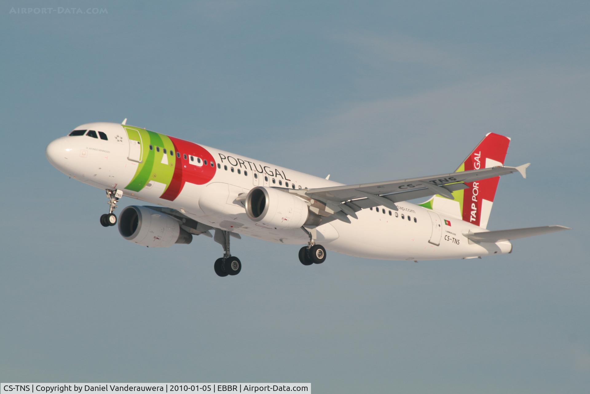 CS-TNS, 2009 Airbus A320-214 C/N 4021, Arrival of flight TP604 to RWY 25L