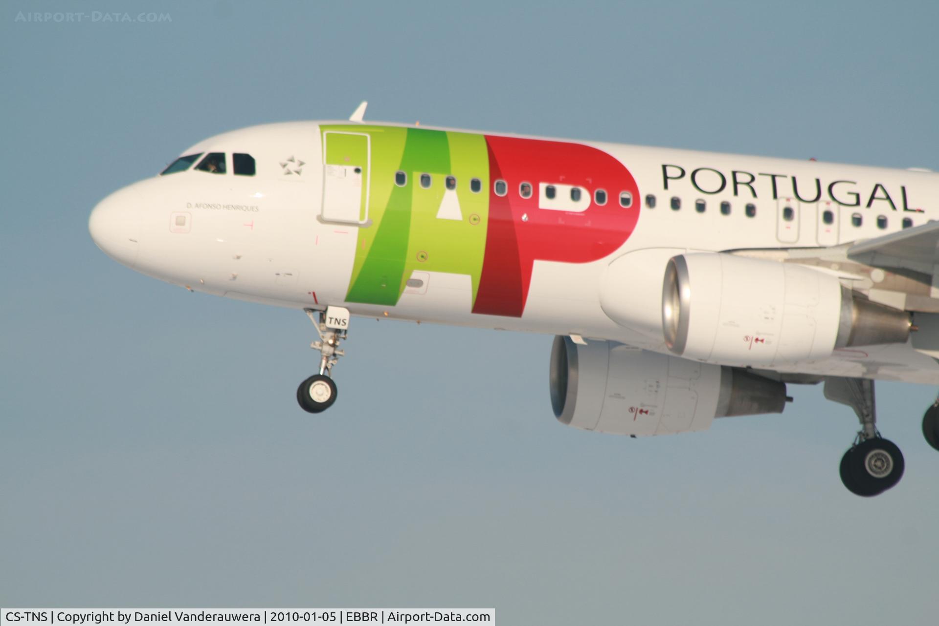 CS-TNS, 2009 Airbus A320-214 C/N 4021, Flight TP604 is descending to RWY 25L