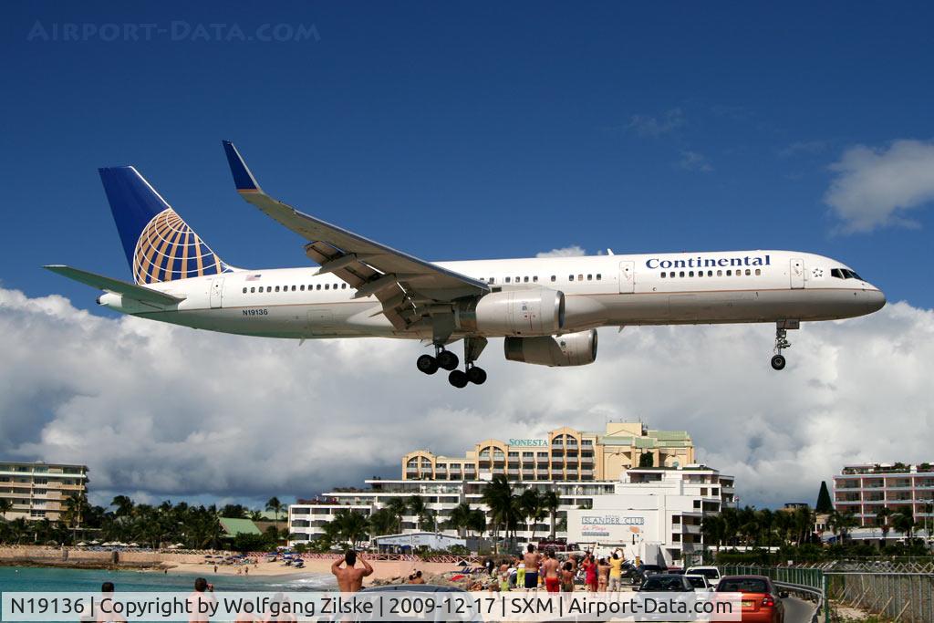 N19136, 1999 Boeing 757-224 C/N 29285, visitor