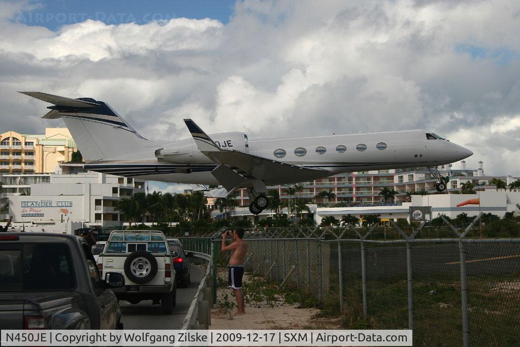 N450JE, 1993 Gulfstream Aerospace Gulfstream IV-SP C/N 1233, Just over the fence