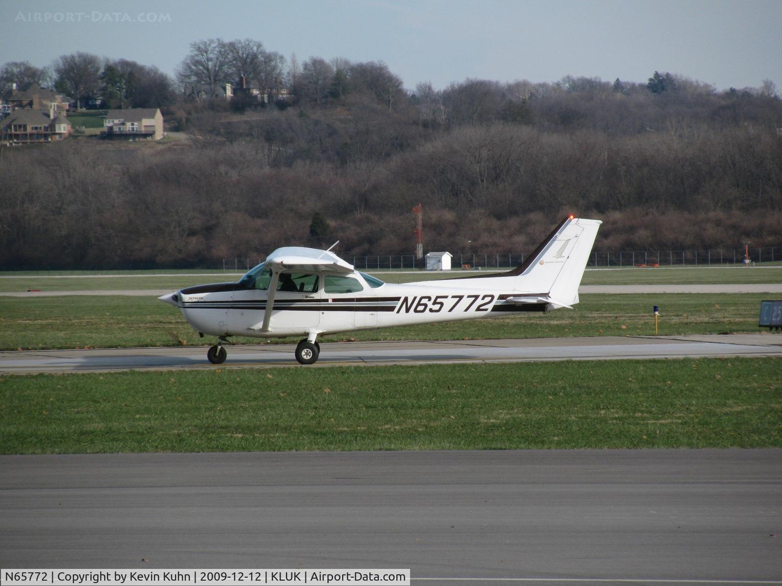 N65772, 1982 Cessna 172P C/N 17275875, Skyhawk in profile