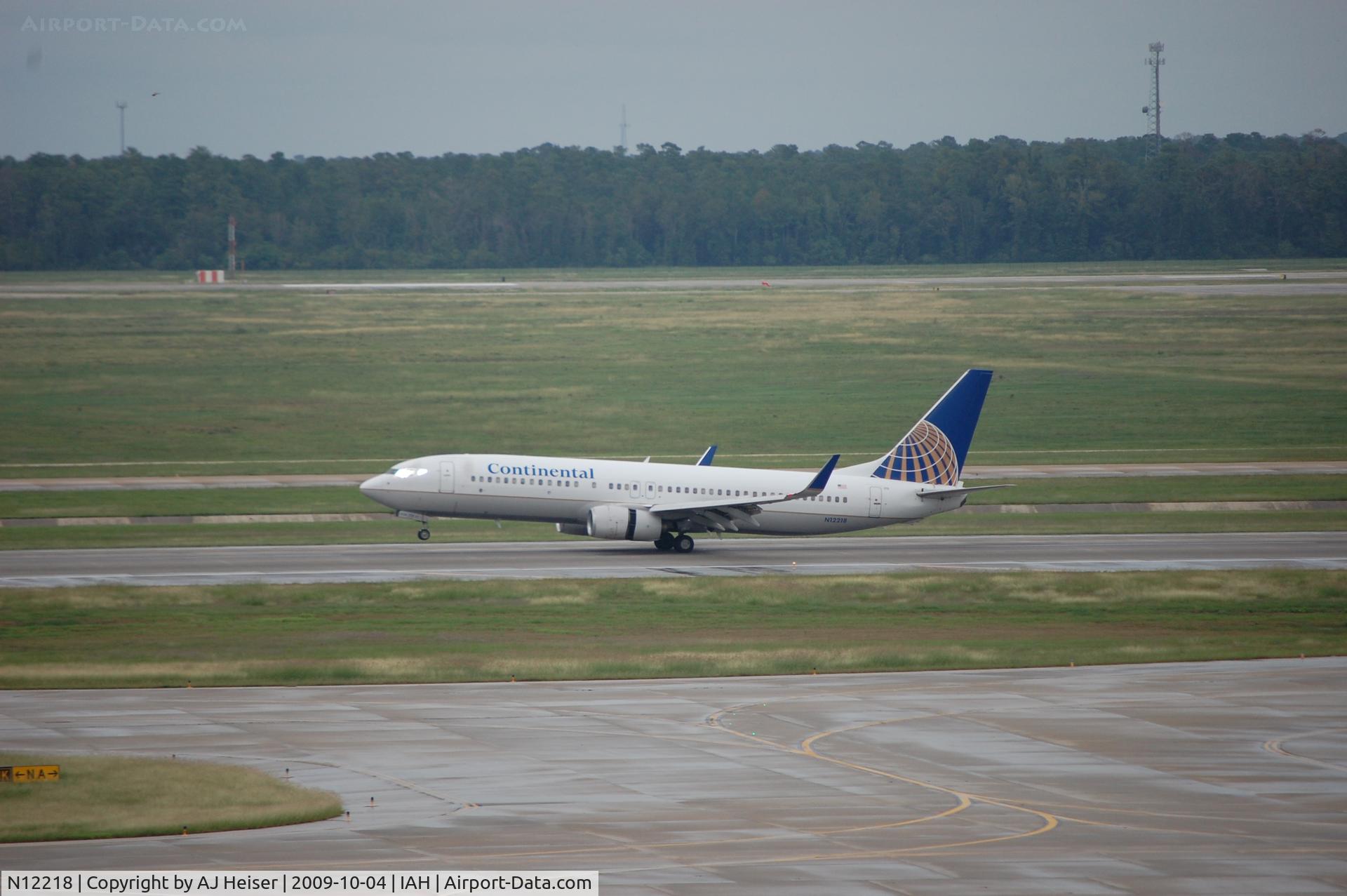 N12218, 1998 Boeing 737-824 C/N 28778, N12218 landing rwy 26L