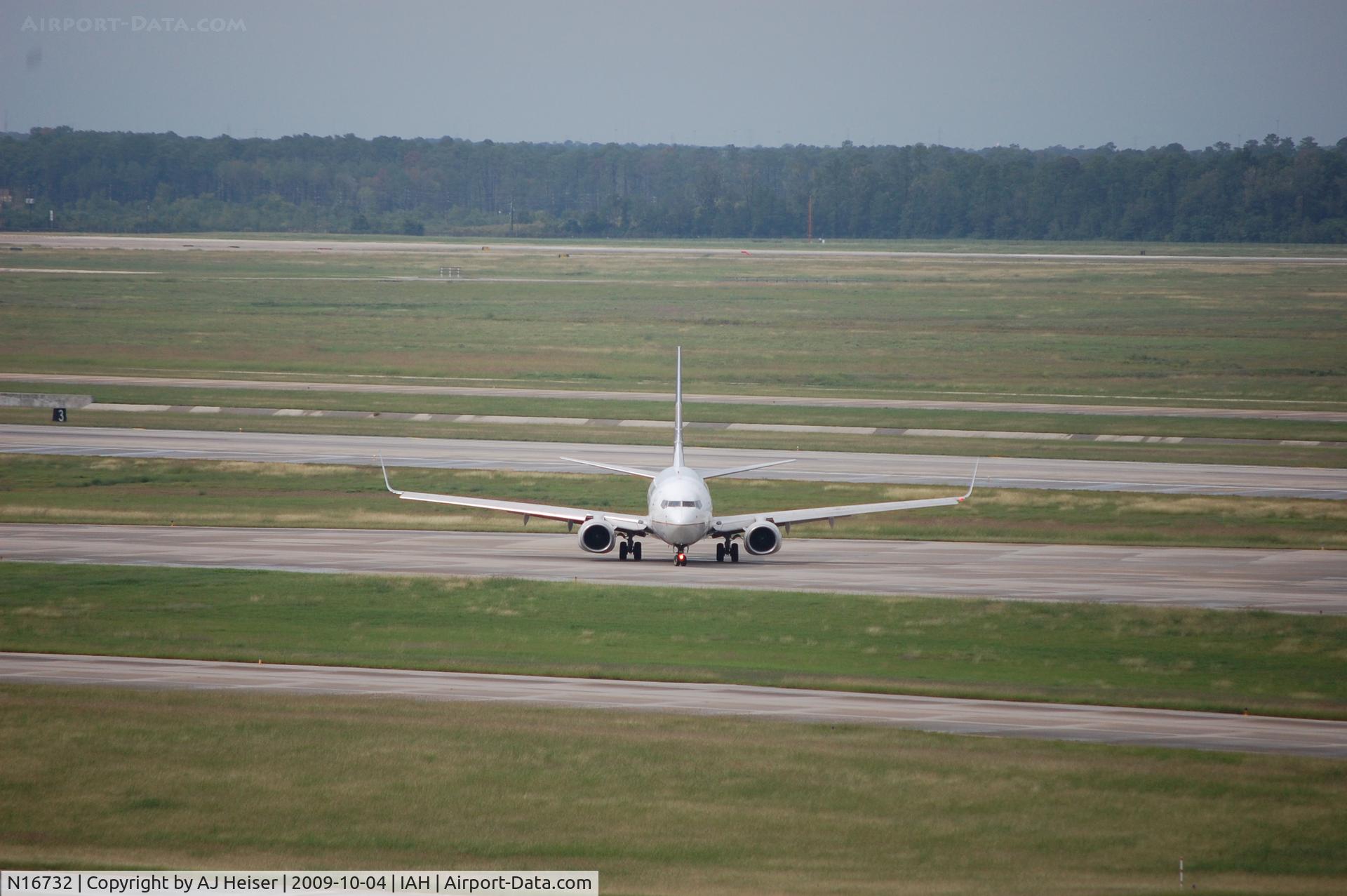 N16732, 1999 Boeing 737-724 C/N 28948, N16732 exiting rwy 26L turning on the txy NA