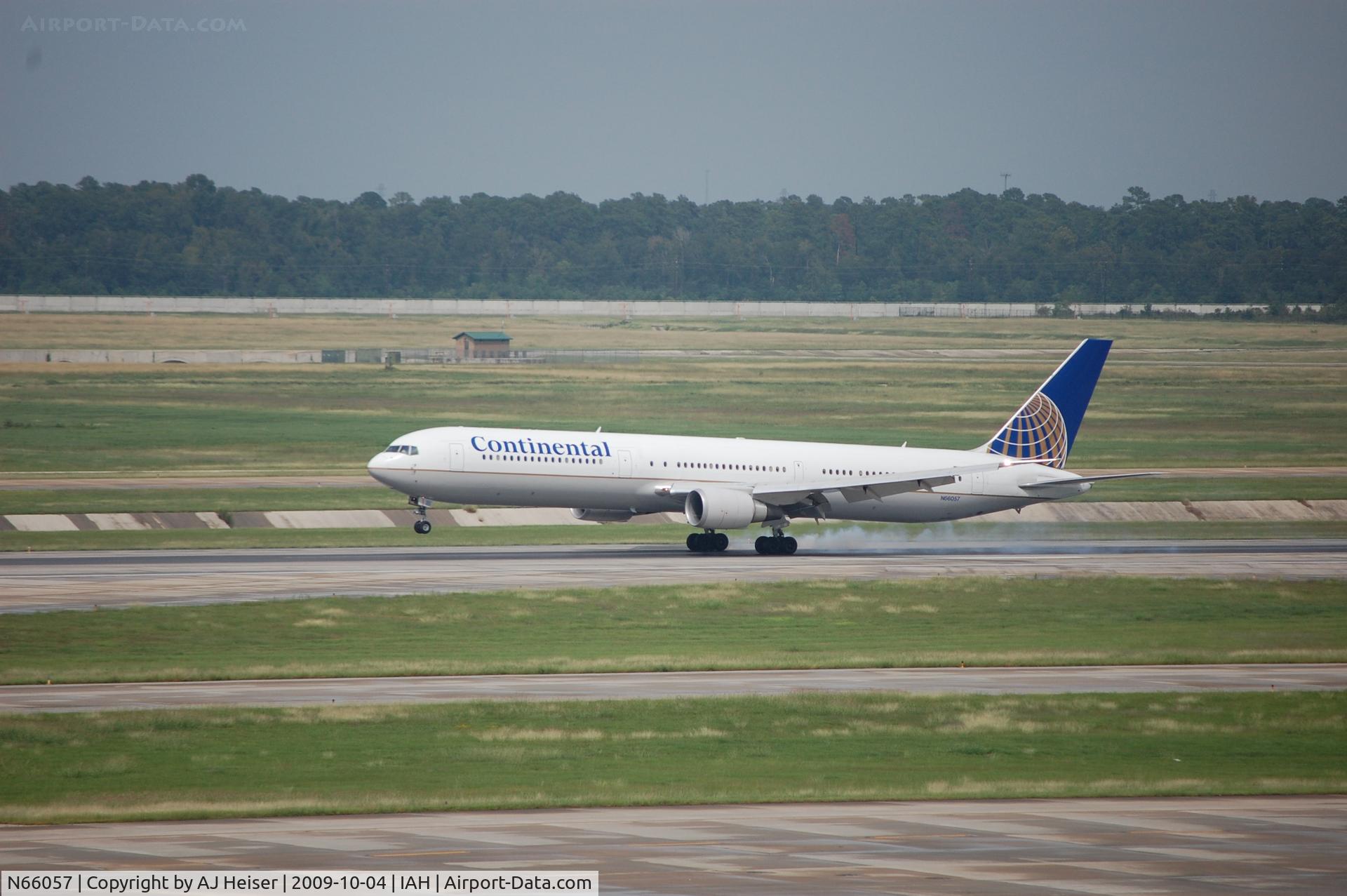 N66057, 2002 Boeing 767-424/ER C/N 29452, N66057 touchdown rwy 26L