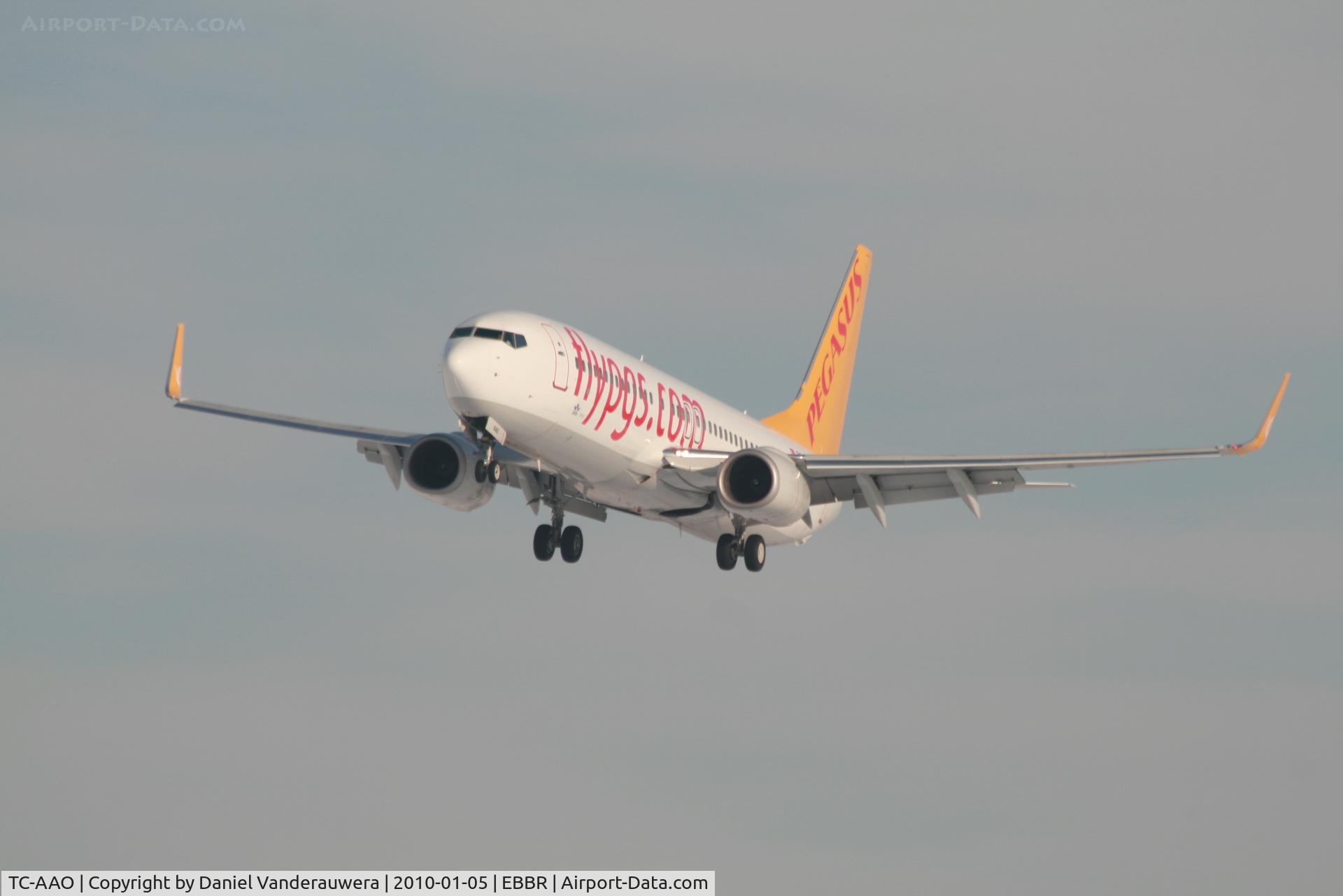 TC-AAO, 2000 Boeing 737-86N C/N 28619, Arrival of flight H9 801 to RWY 25L